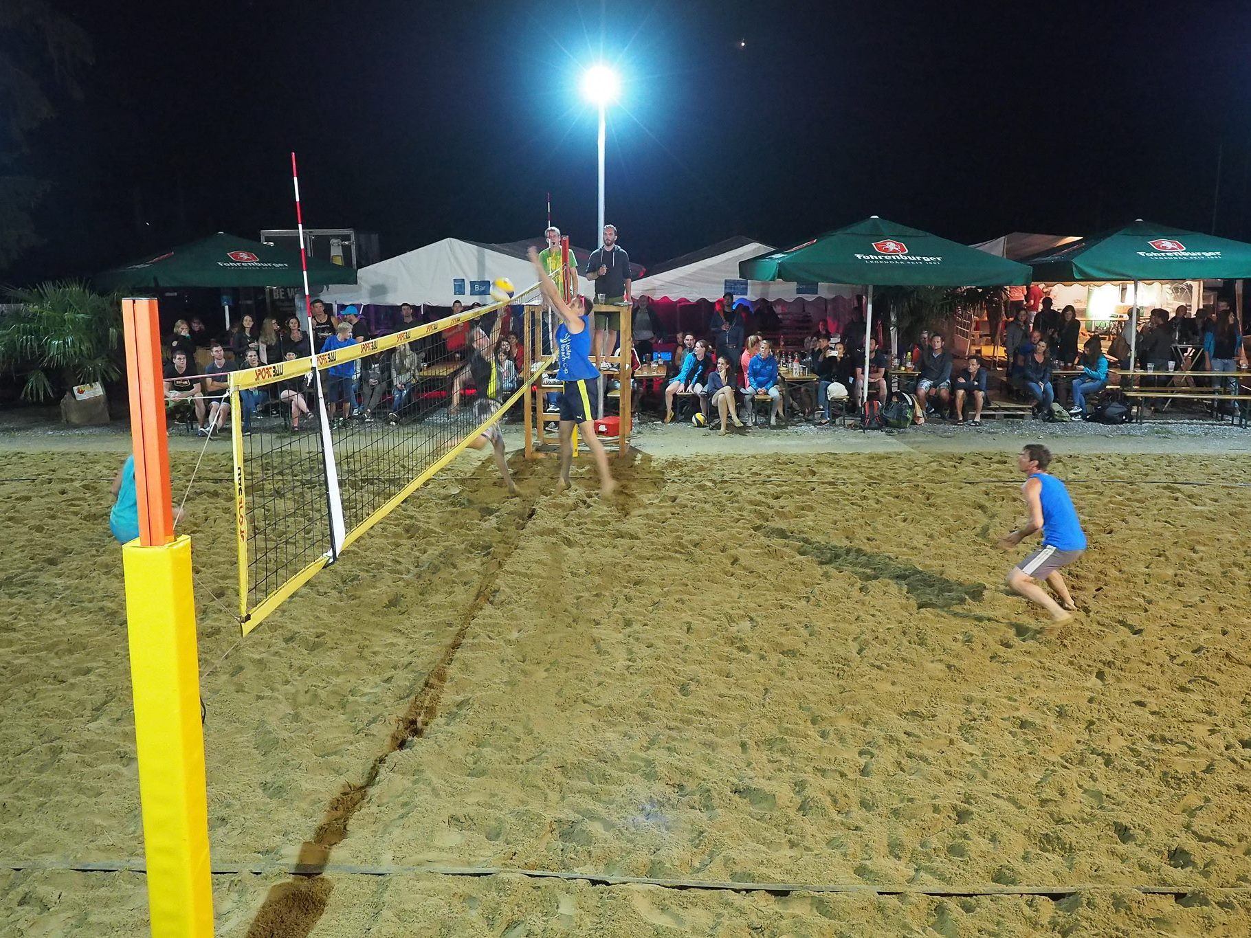 Auf dem Beachvolleyballplatz in Sonntag werden die Turnierspiele ausgetragen.