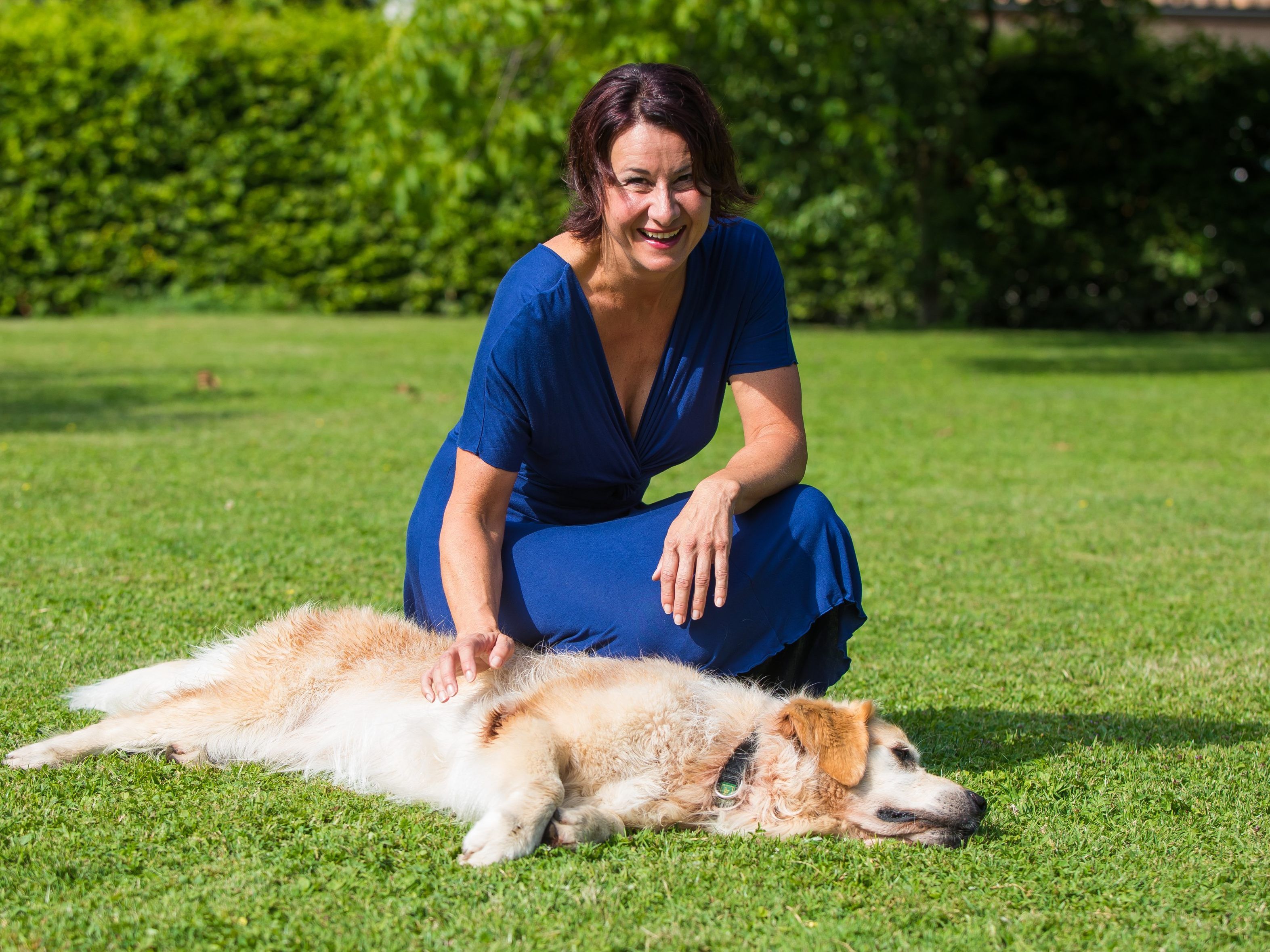 Im großen Garten ihres Hauses in Hard fühlt sich nicht nur „Happy“ pudelwohl. Hier tankt auch Susanne Marosch gerne Kraft für die bereichernde, zuweilen aber auch belastende Arbeit.