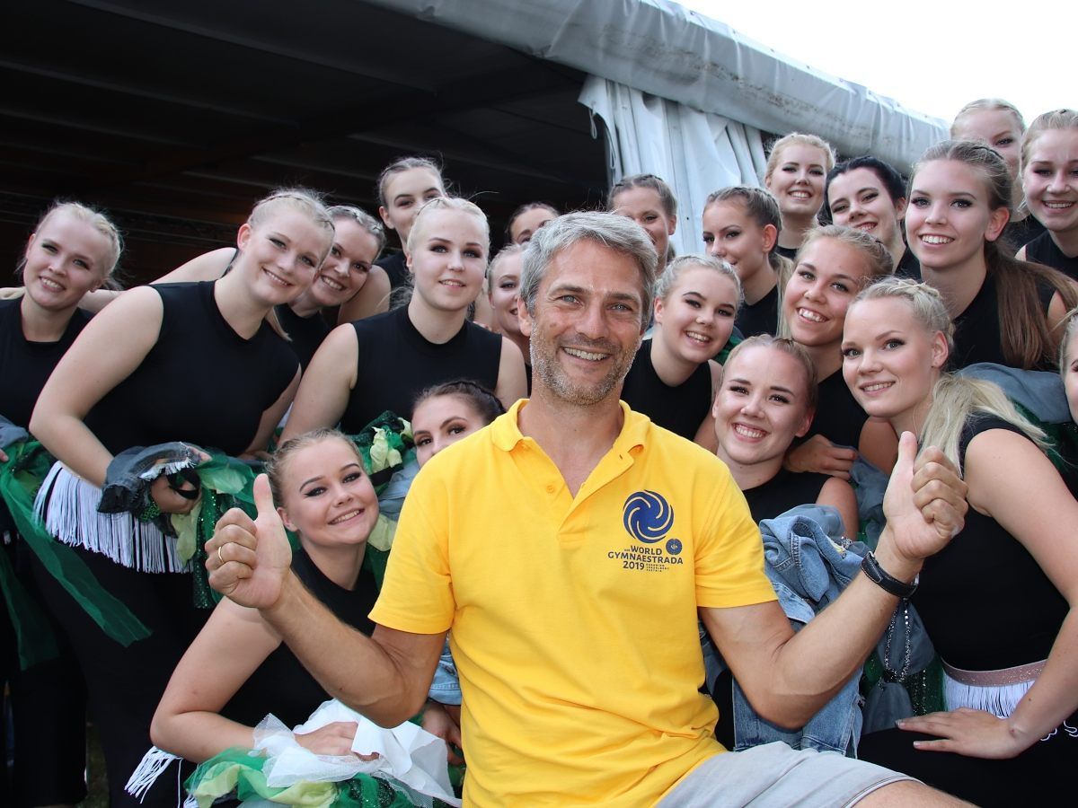 Martin Reis inmitten finnischer Turnerinnen. Martin Reis inmitten finnischer Turnerinnen.