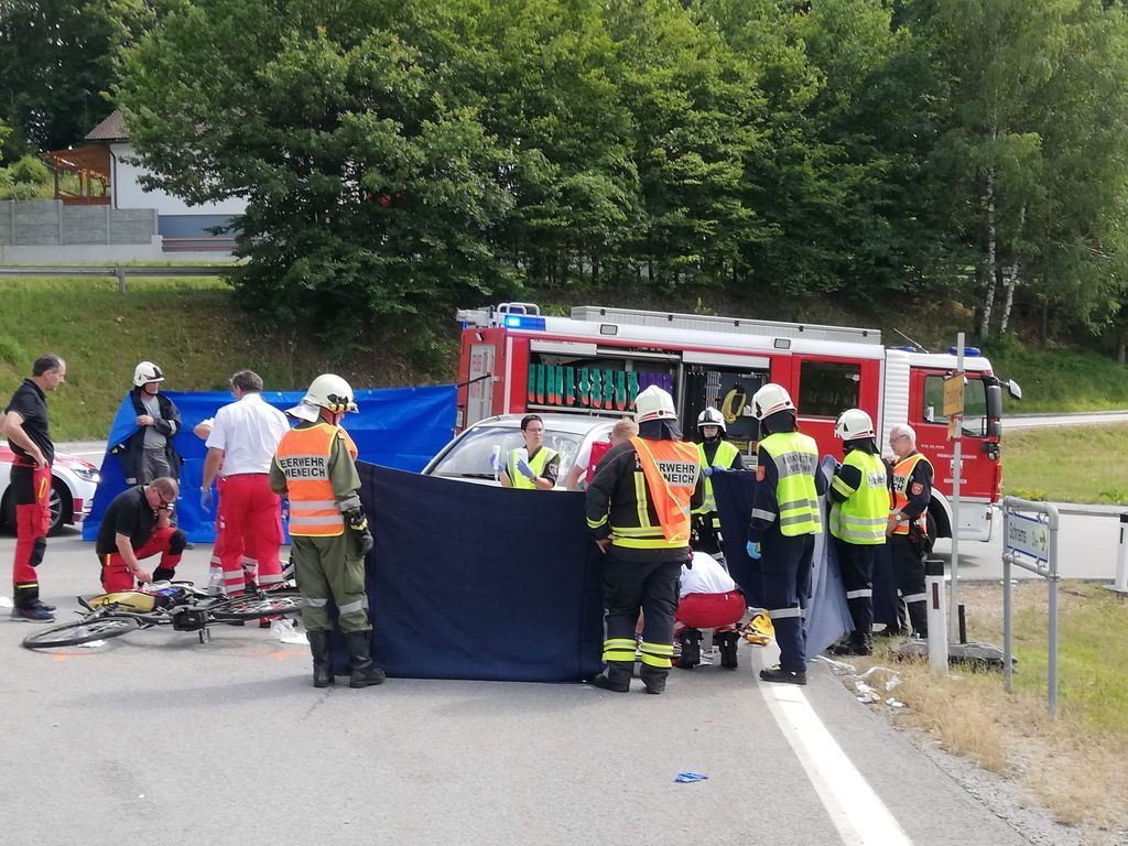 Der Radfahrer musste mit dem Rettungshubschrauber in ein Krankenhaus gebracht werden.