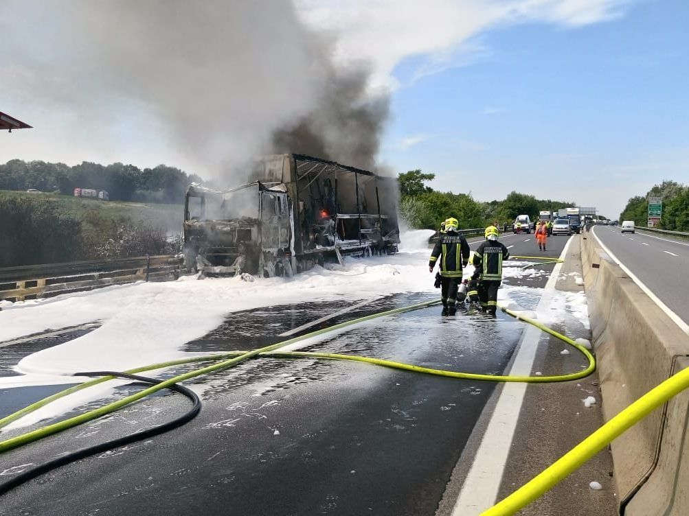 Am Mittwoch kam es zu einem Lkw-Brand auf der A4. Am Mittwoch kam es zu einem Lkw-Brand auf der A4.