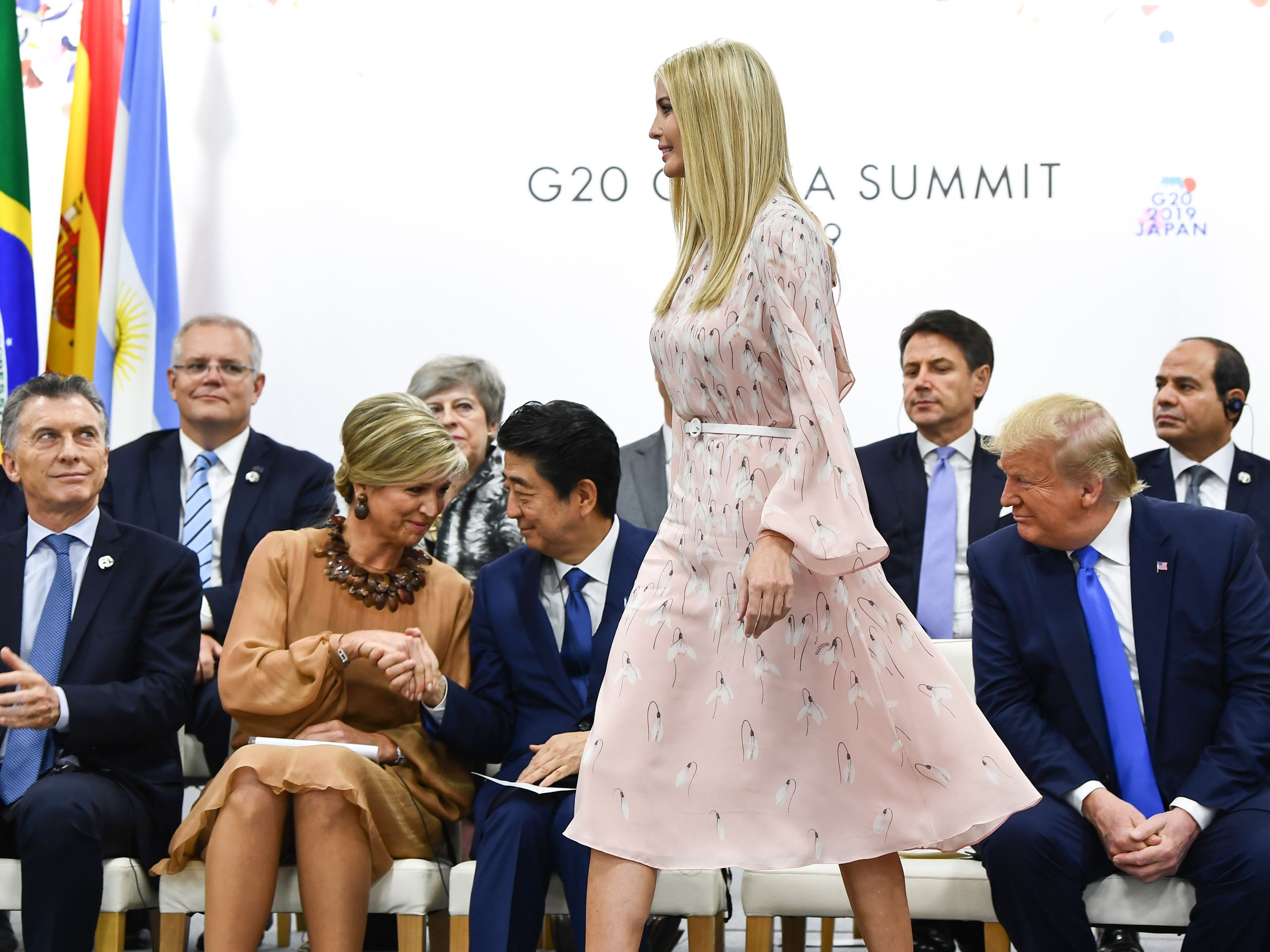 Warum Ivanka auf dem G-20-Gipfel war, ist nicht bekannt. Offiziell bekleidet sie kein politisches Amt. Warum Ivanka auf dem G-20-Gipfel war, ist nicht bekannt. Offiziell bekleidet sie kein politisches Amt.