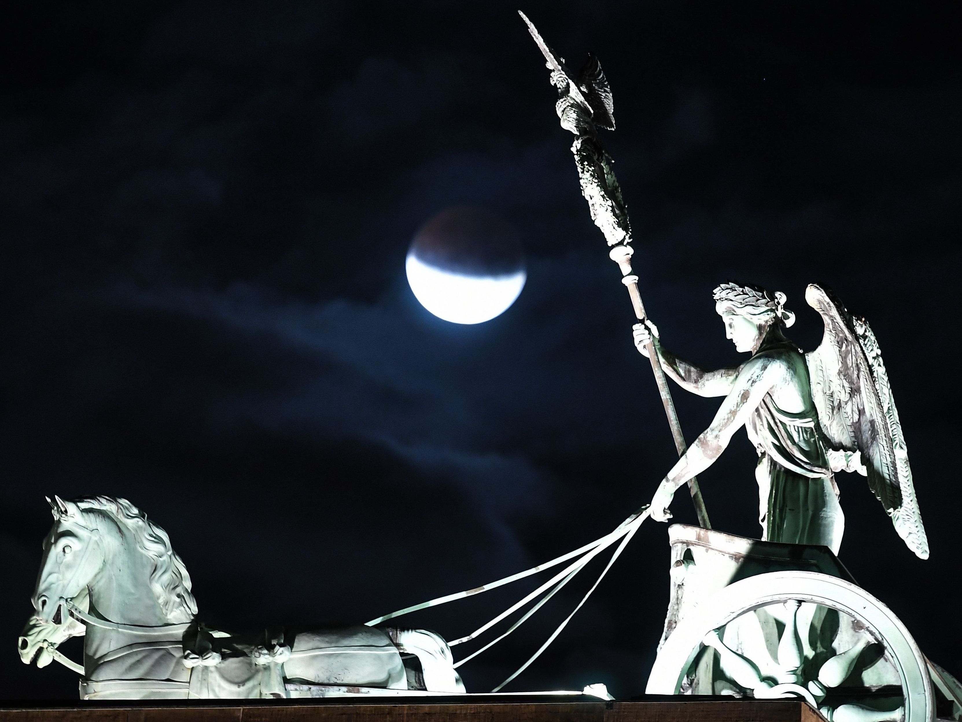 In der Nacht auf Mittwoch kam es zu einer partiellen Mondfinsternis. In der Nacht auf Mittwoch kam es zu einer partiellen Mondfinsternis.