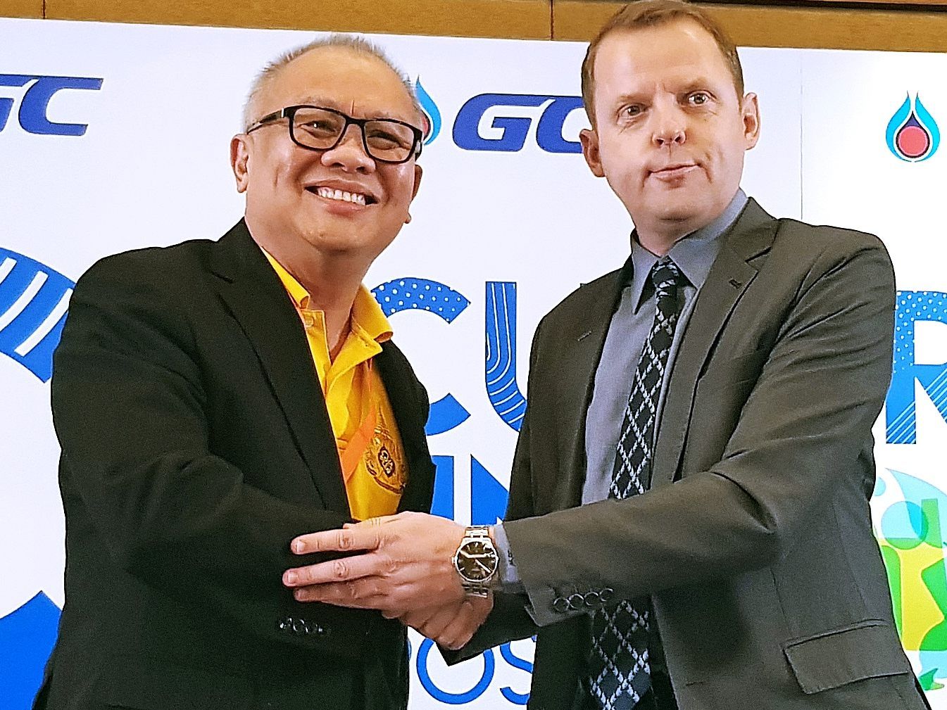 ALPLA Regional Manager Bernd Wachter und Supattanapong Punmeechaow, Präsident und CEO von GC, im Rahmen des „Circular Living Symposium 2019 – Upcycling Our Planet“ Ende Juni in Bangkok.