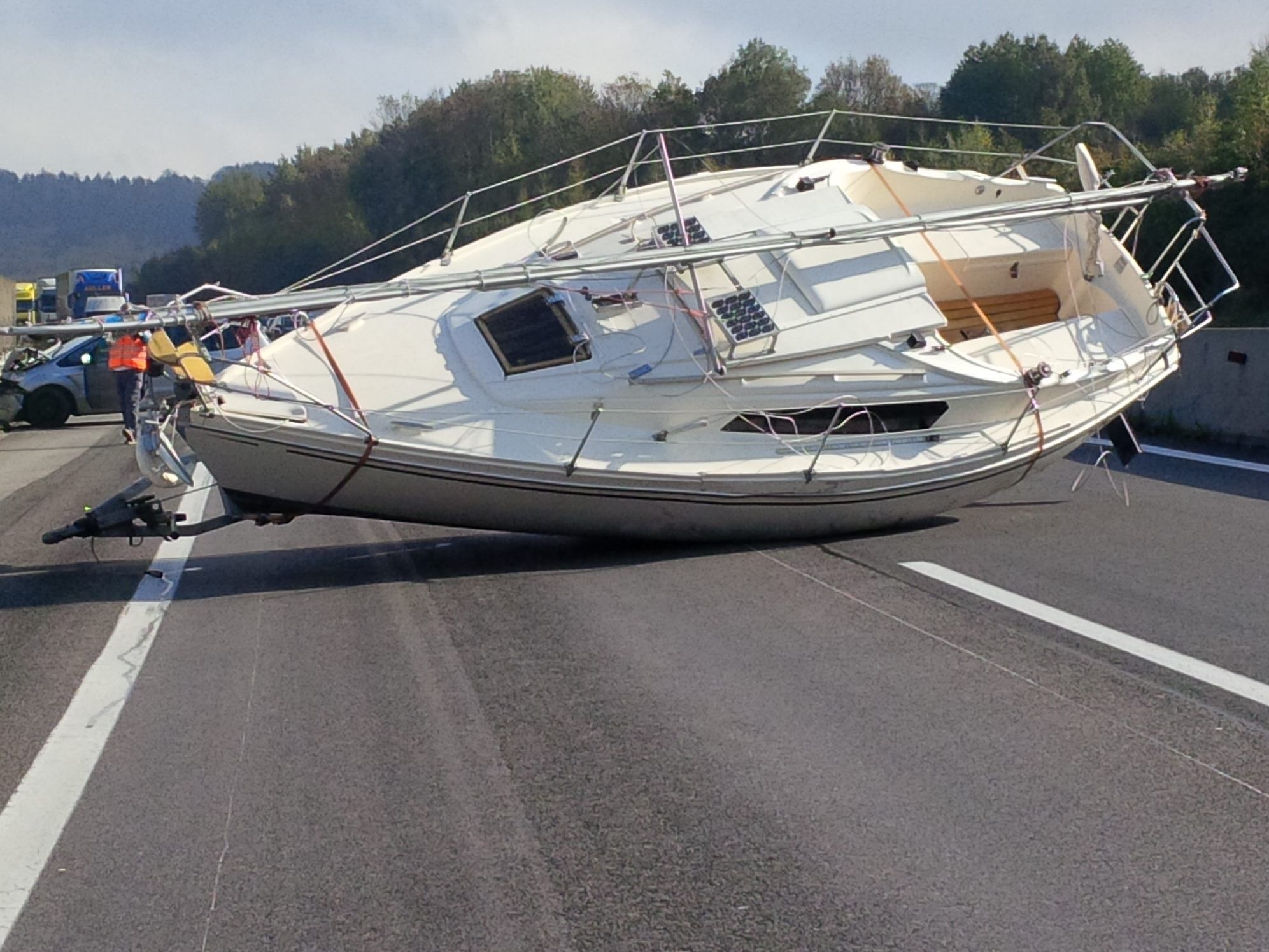 Von Kühlschränken bis hin zu Segelbooten - unglaublich, was alles so auf den Autobahnen landet