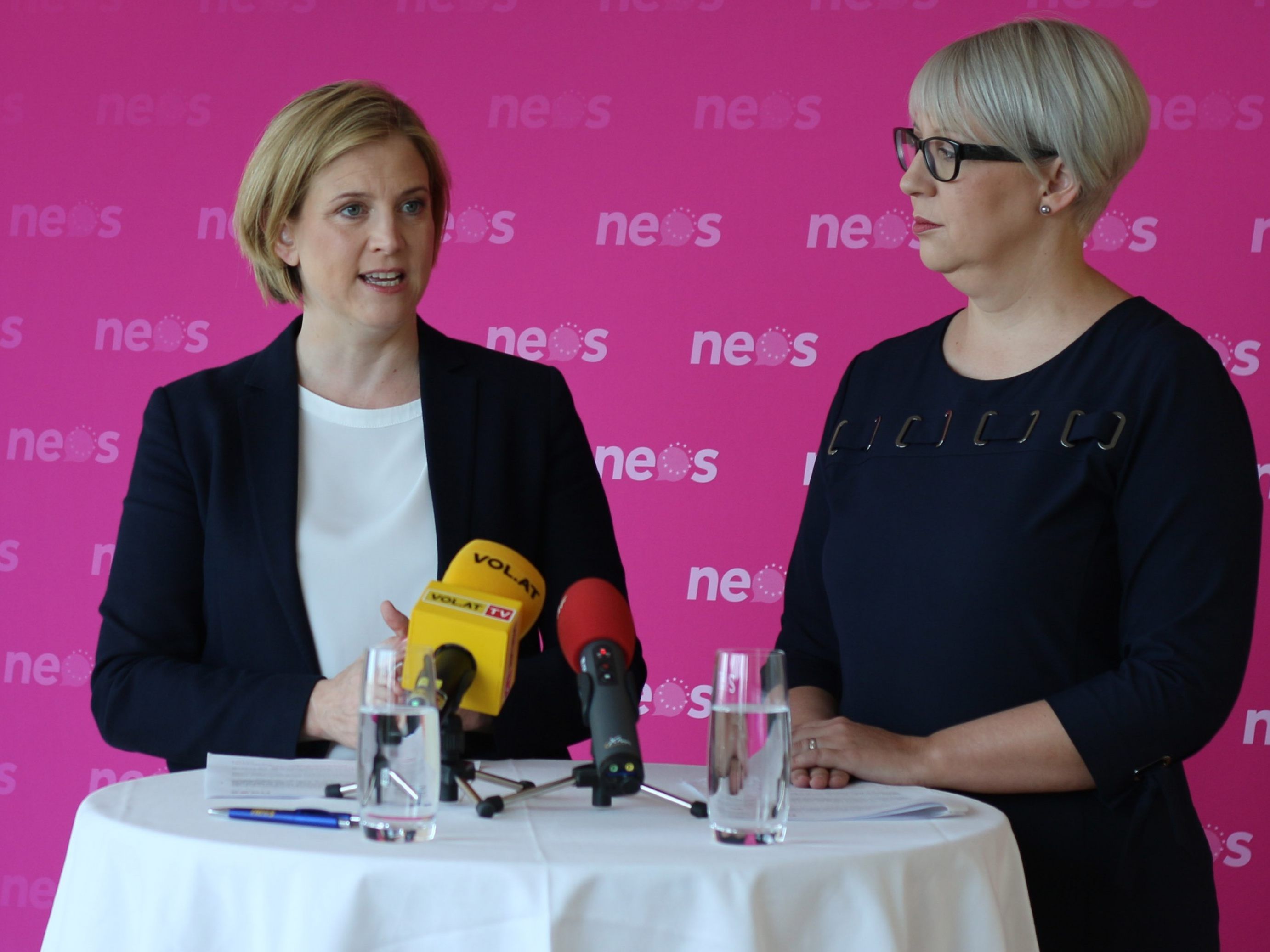 Beate Meinl-Reisinger und Landessprecherin Sabine Scheffknecht Beate Meinl-Reisinger und Landessprecherin Sabine Scheffknecht