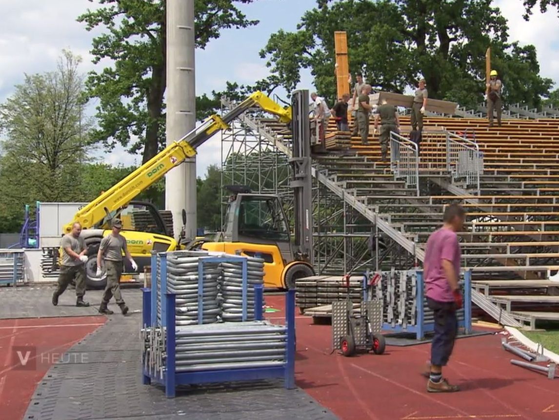 Aufräumarbeiten auf der Birkenwiese nach der Gymnaestrada.