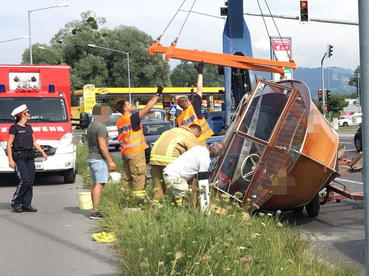 Das boot musste mit einem Kran zurück auf den Hänger gehoben werden. Das boot musste mit einem Kran zurück auf den Hänger gehoben werden.
