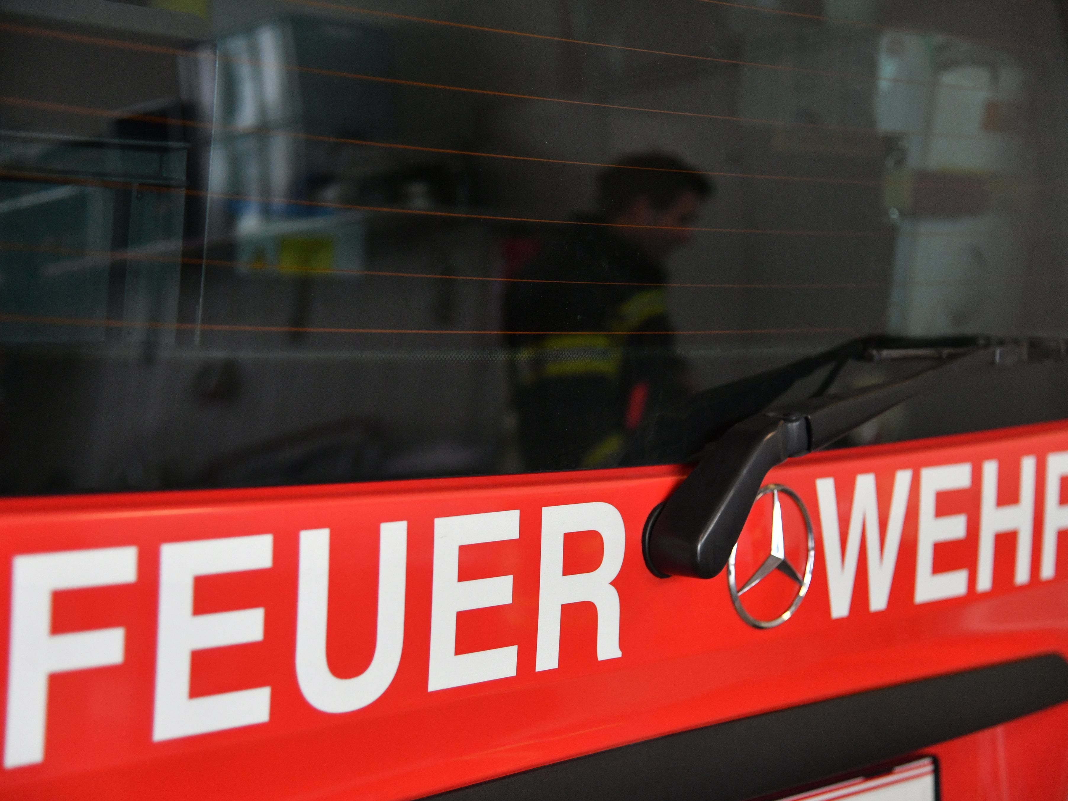 Laut Feuerwehr habe sich der Brand aus dem Bereich um den linken Hinterreifen entwickelt.