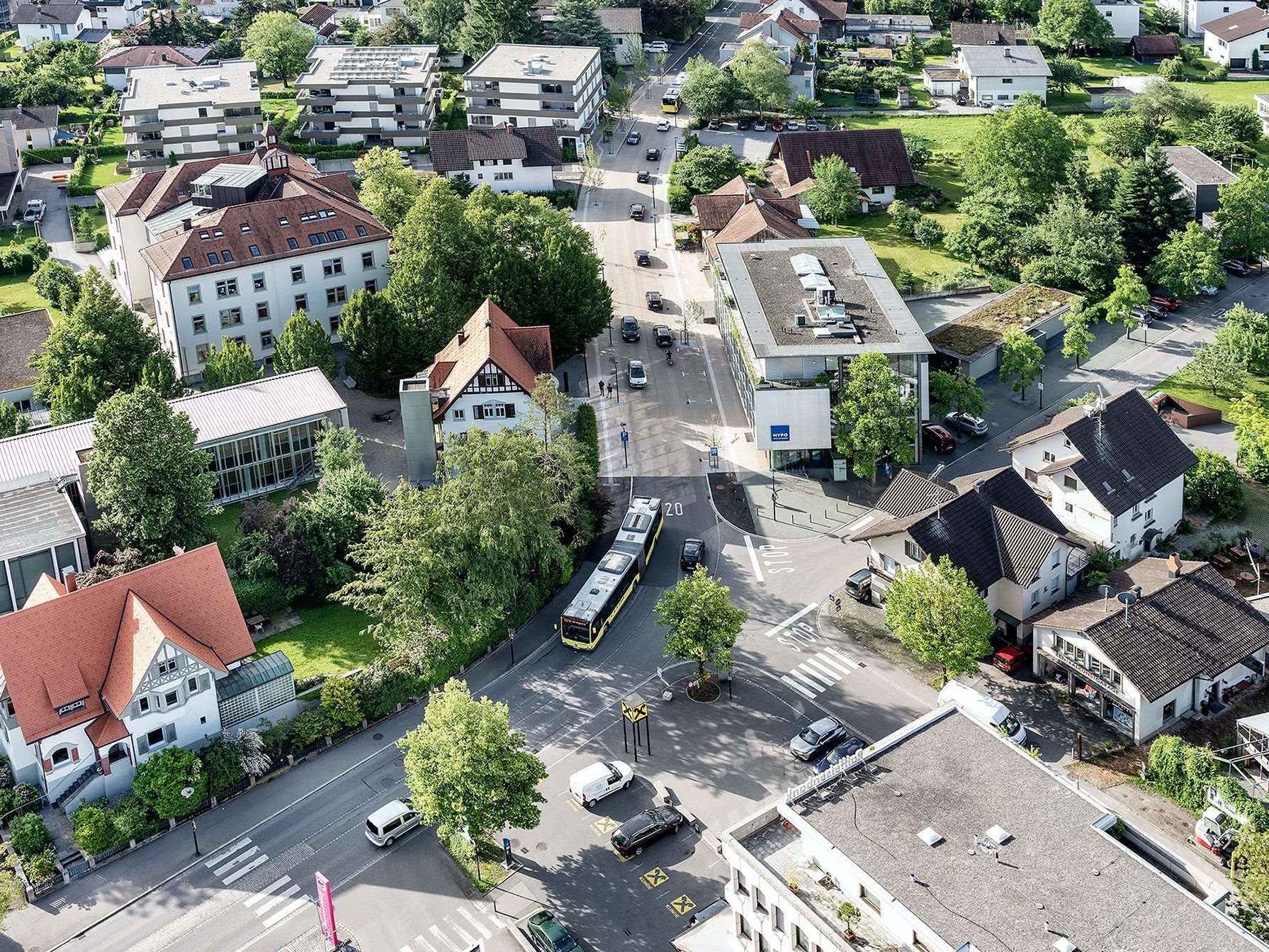 Der Zentrumsmasterplan wird Schritt für Schritt umgesetzt: Die Begegnungszone vor der Volksschule Kirchdorf dient der Sicherheit aller Verkehrsteilnehmer, vor allem aber der Kinder.