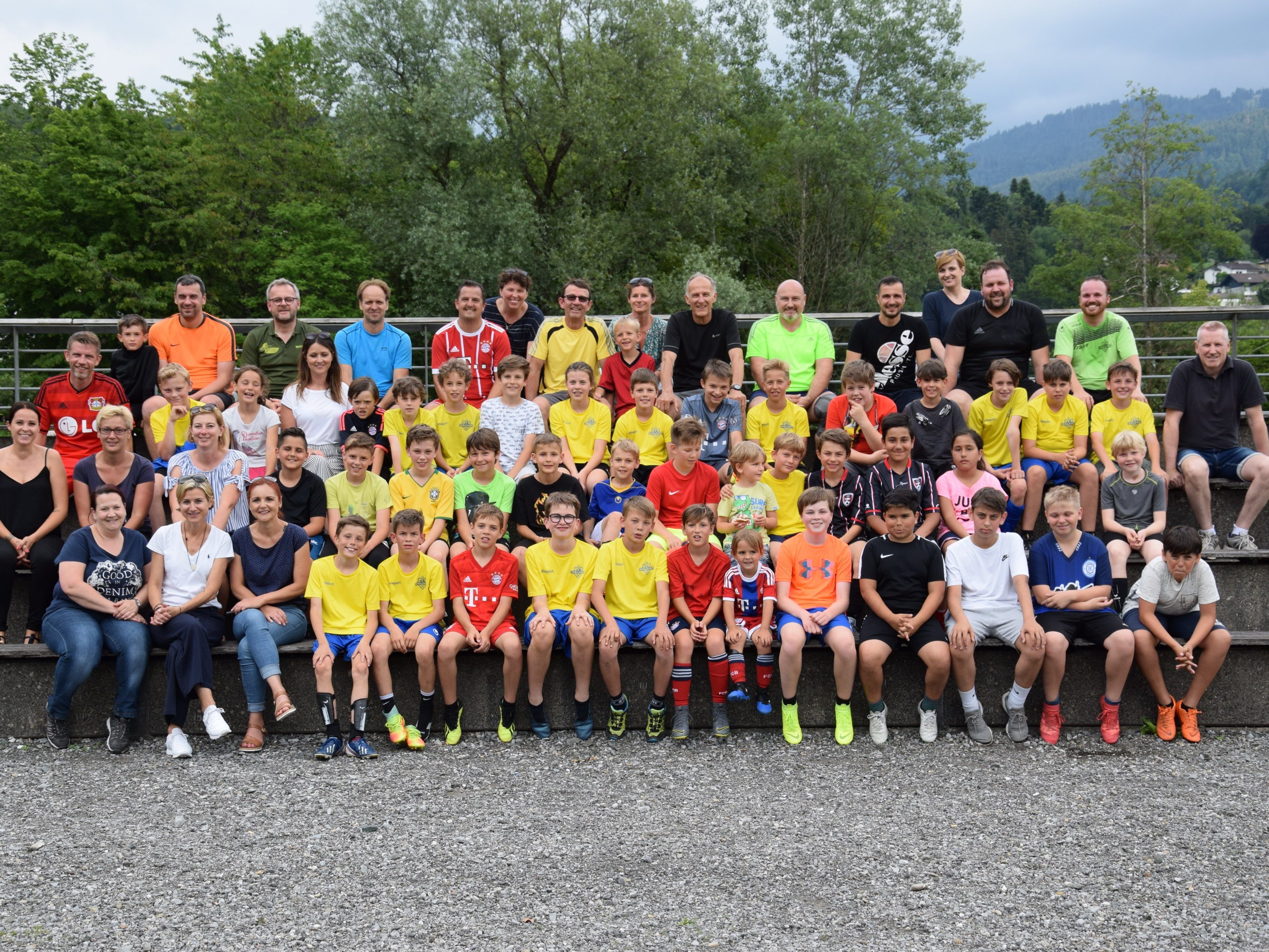 Spieler der U12 mit Familien und Trainern