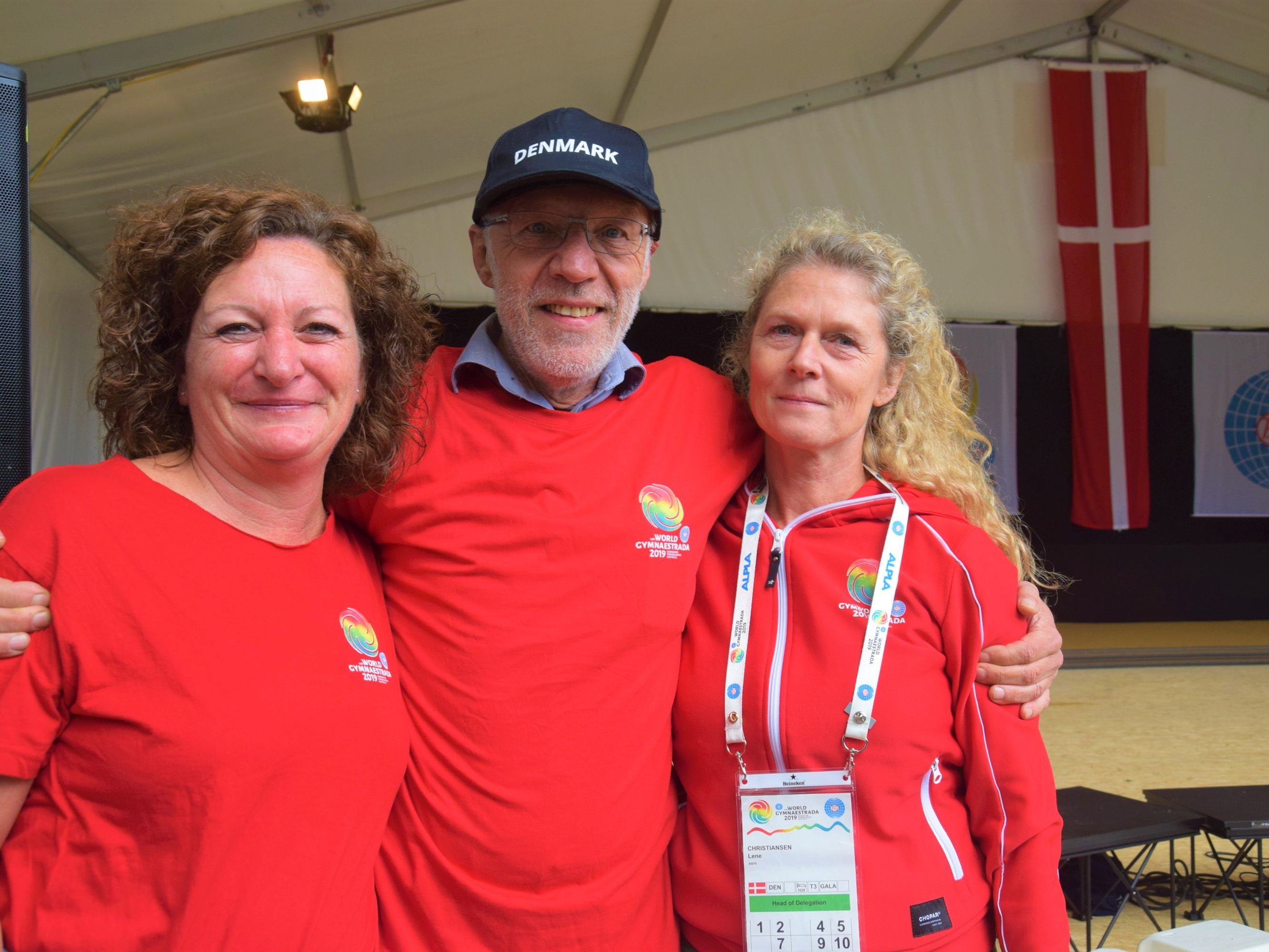 SGG Präsident Walter Joschika inmitten der Delegationsleiterinnen bei der Abschiedsfeier