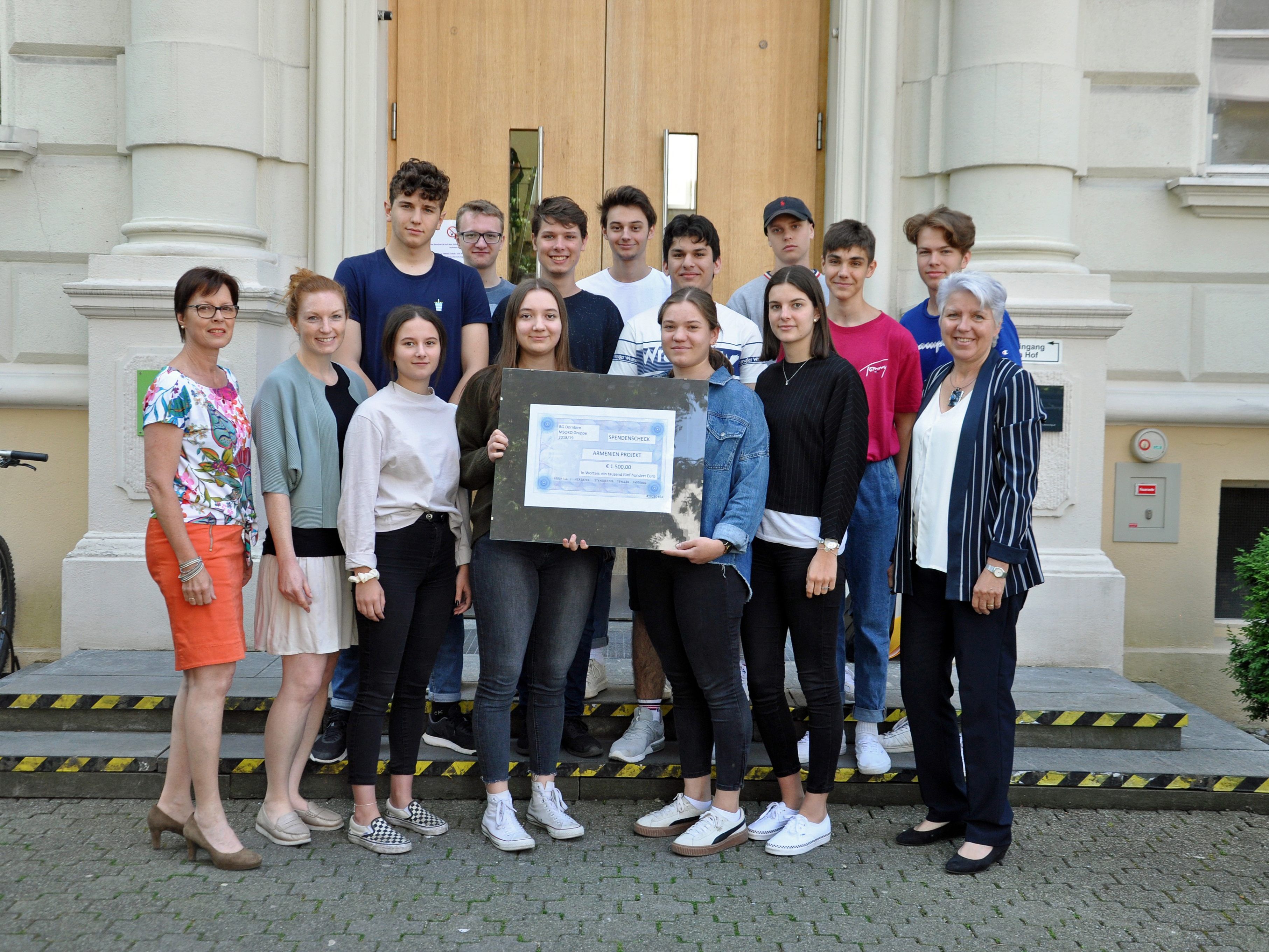 Die Schüler des Moduls „Sozialkompetenz“ spendeten 1500 Euro für das Schulpartnerschaftsprojekt in Armenien und  500 Euro an das Jugendrotkreuz.
