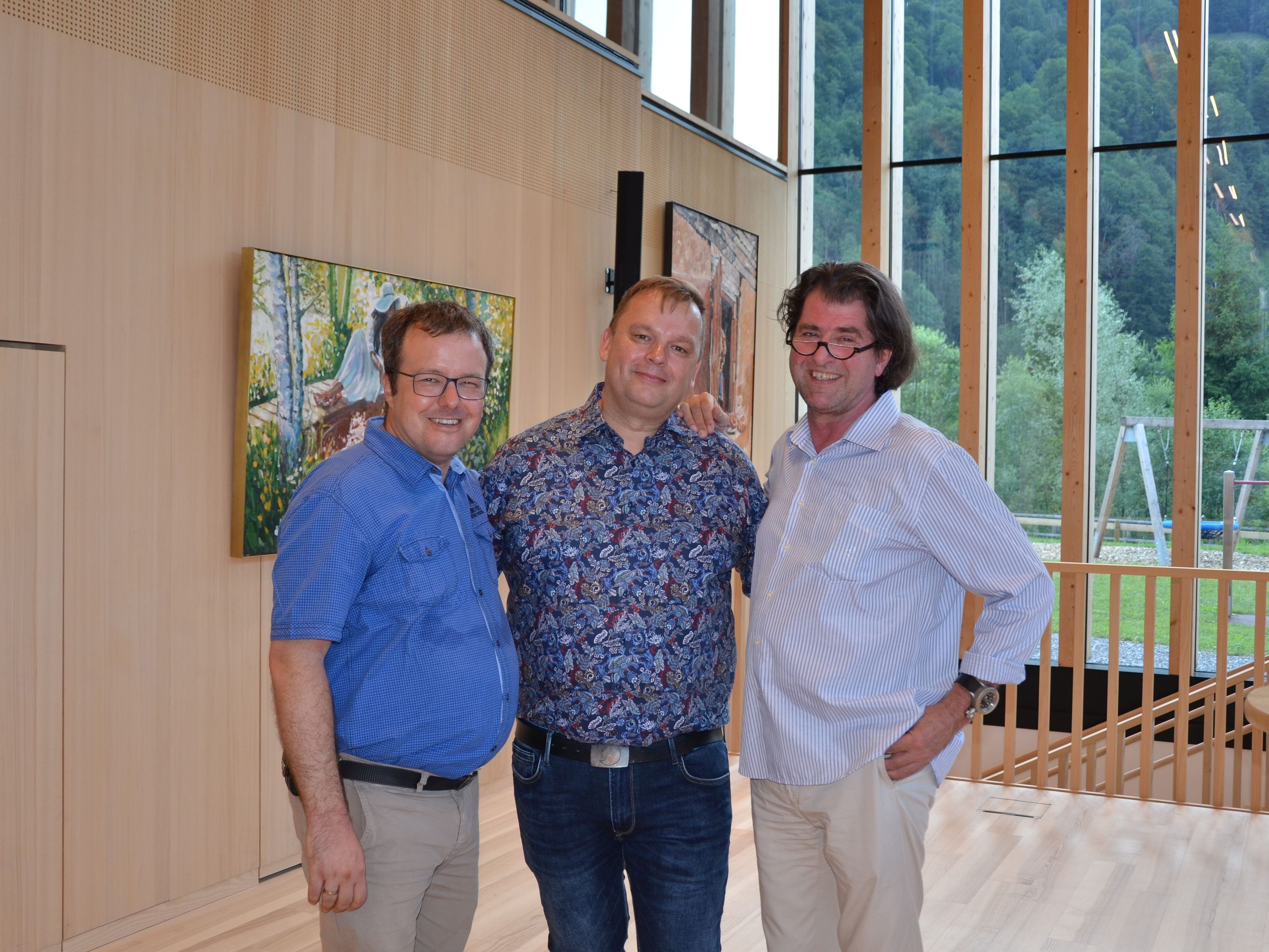 Bürgermeister Tobias Bischofberger, Künstler Martin Dietrich und Kunstvermittler Harald Gfader