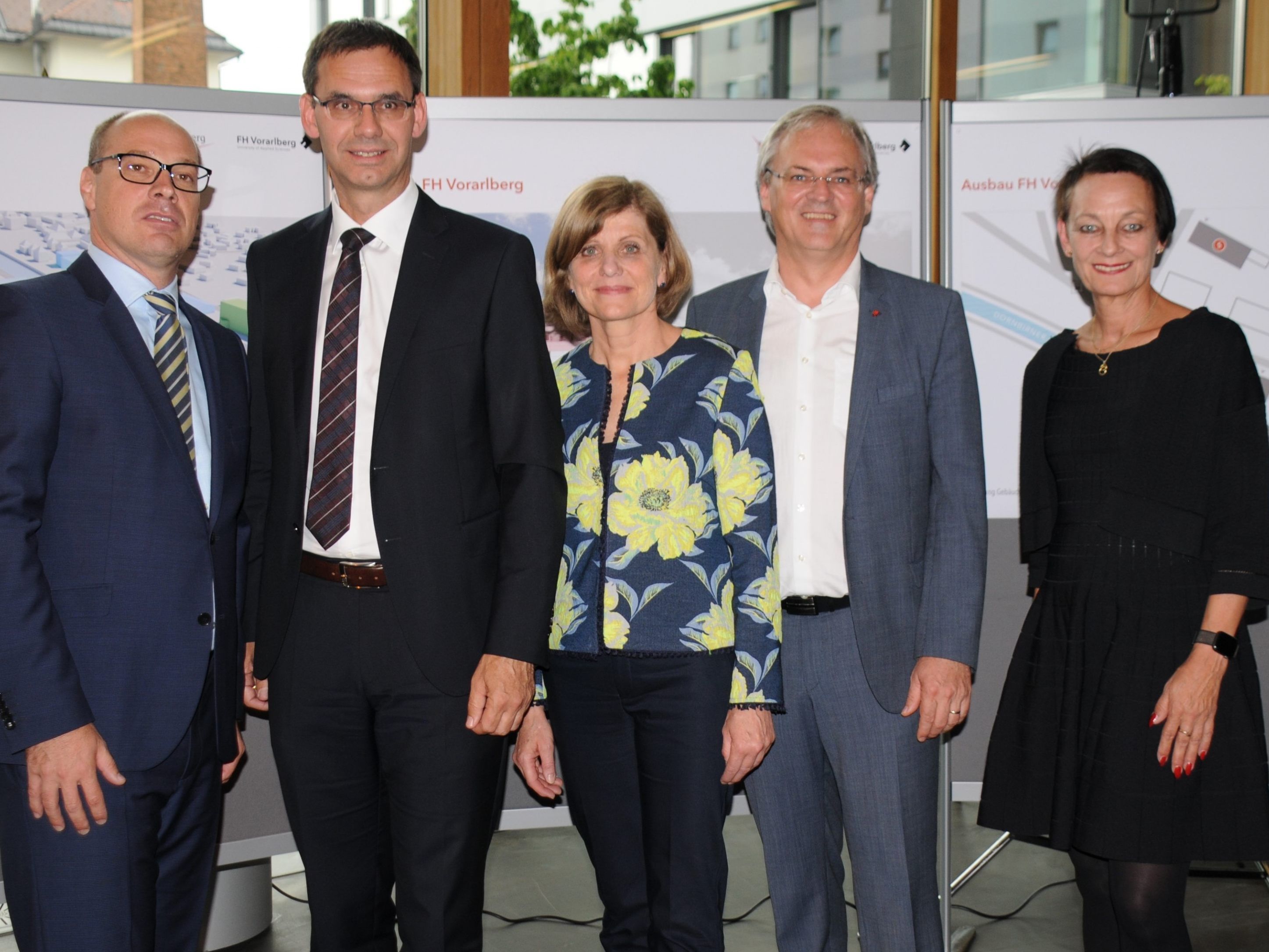 Geschäftsführer Stefan Fitz-Rankl, Landeshauptmann Markus Wallner, Landesrätin Barbara Schöbi-Fink, Landtagspräsident Harald Sonderegger und Rektorin Tanja Eiselen.