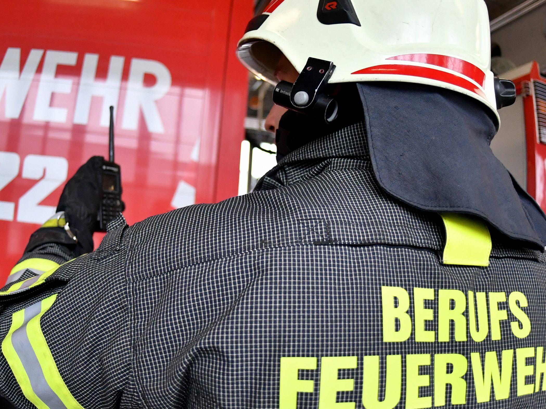Der Feuerwehr gelang es nur bedingt das Öl aus dem Bach zu filtern.