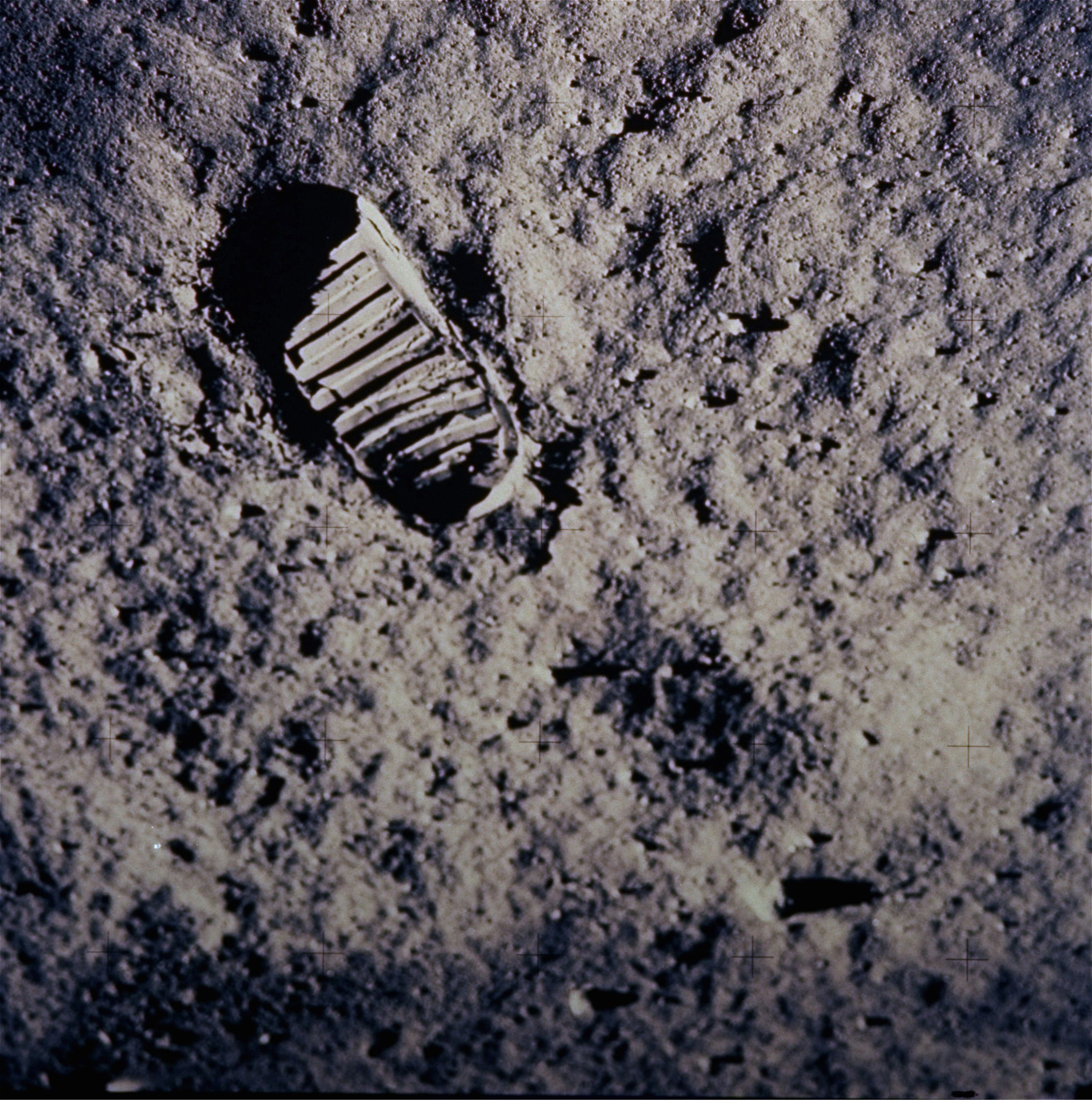 Die Fußabdrücke von Armstrong und Aldrin sind noch nicht verschwunden.