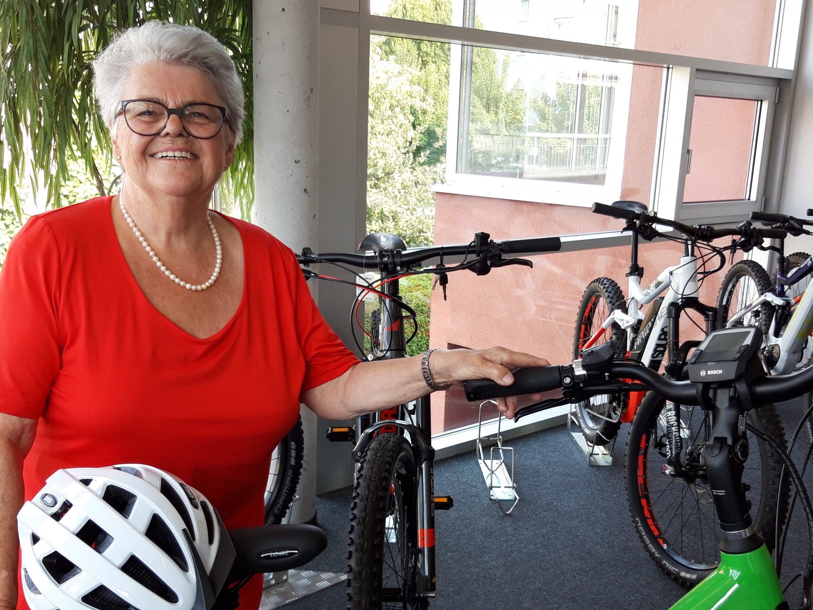 Marga Drissner geht mit gutem Beispiel voran und fährt nur mit Helm auf ihrem Elektrobike. Marga Drissner geht mit gutem Beispiel voran und fährt nur mit Helm auf ihrem Elektrobike.
