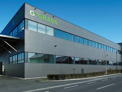 Grass beschäftigt knapp 2.000 Mitarbeiter an 18 Standorten und hat mehr als 200 Vertriebspartner in 60 Ländern. Grass beschäftigt knapp 2.000 Mitarbeiter an 18 Standorten und hat mehr als 200 Vertriebspartner in 60 Ländern.
