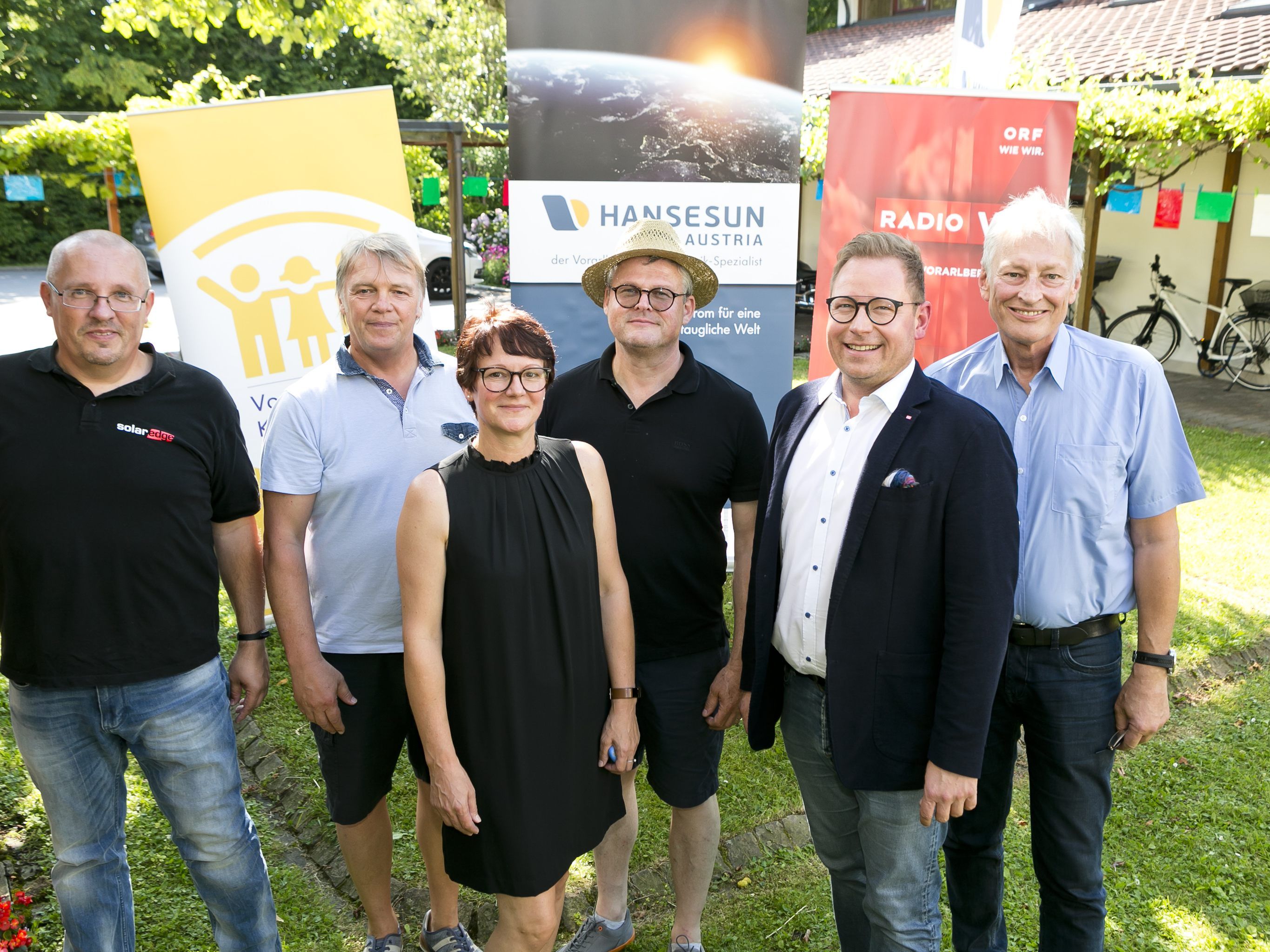 Andreas Müller (Hansesun), Susanne Glatzel (Hansesun), Harry Mark (Gewinner), Christoph Hackspiel (Vorarlberger Kinderdorf), Markus Klement (Landesdirektor ORF Vorarlberg). Andreas Müller (Hansesun), Susanne Glatzel (Hansesun), Harry Mark (Gewinner), Christoph Hackspiel (Vorarlberger Kinderdorf), Markus Klement (Landesdirektor ORF Vorarlberg).