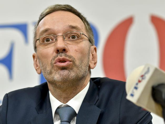 Zu HC Strache ging Herbert Kickl auf Distanz Zu HC Strache ging Herbert Kickl auf Distanz