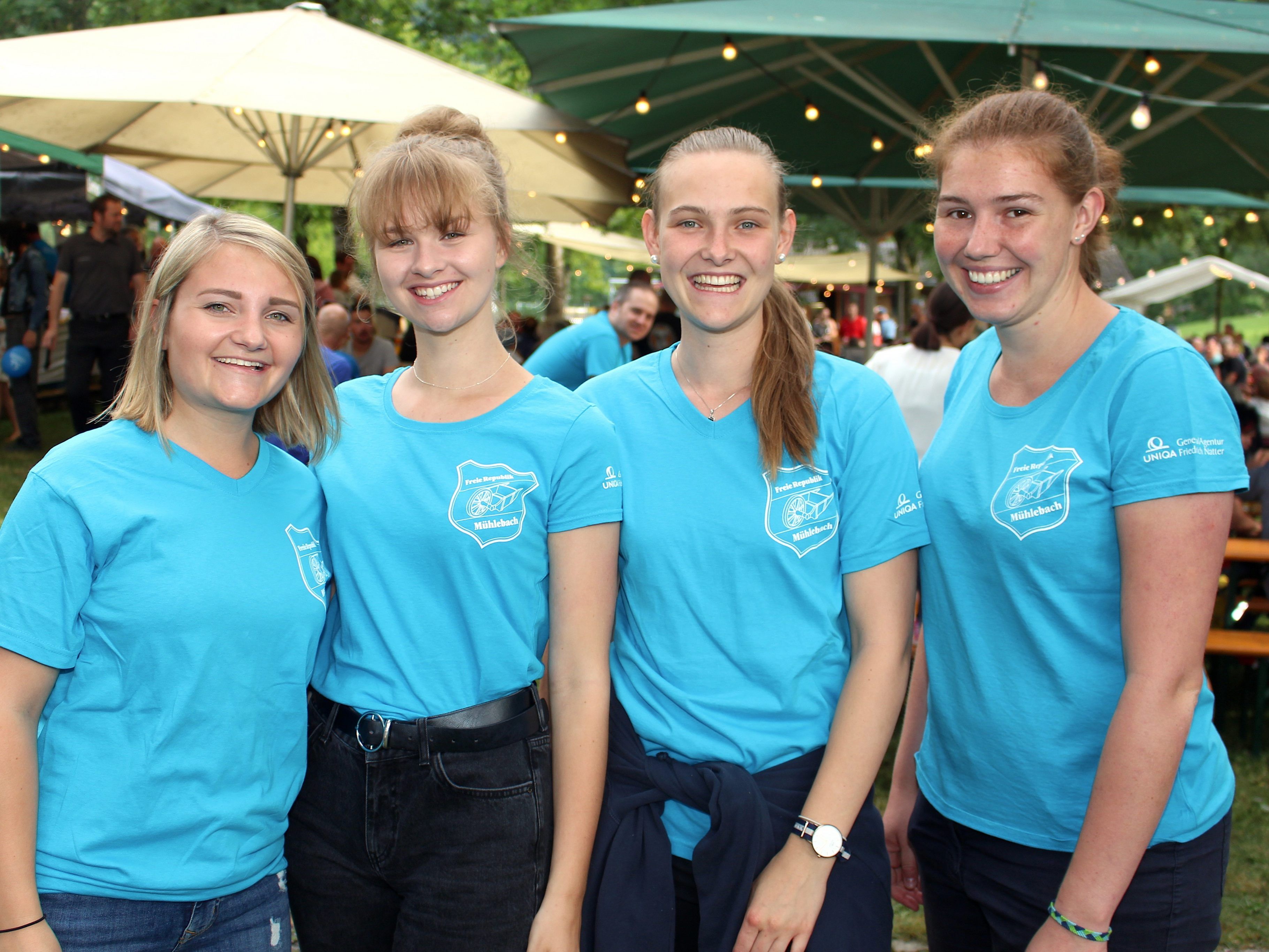 Katrin, Carolina, Hanna und Nicole feierten mit den Gästen.