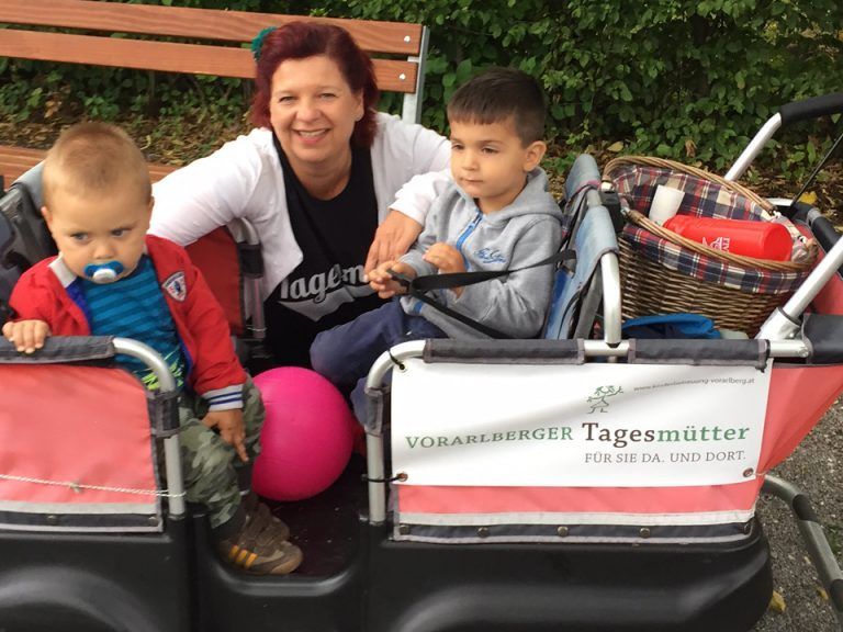 Tagesmutter Conny Kronabitter mit ihren Schützlingen Luka (r.) und Jamaal.