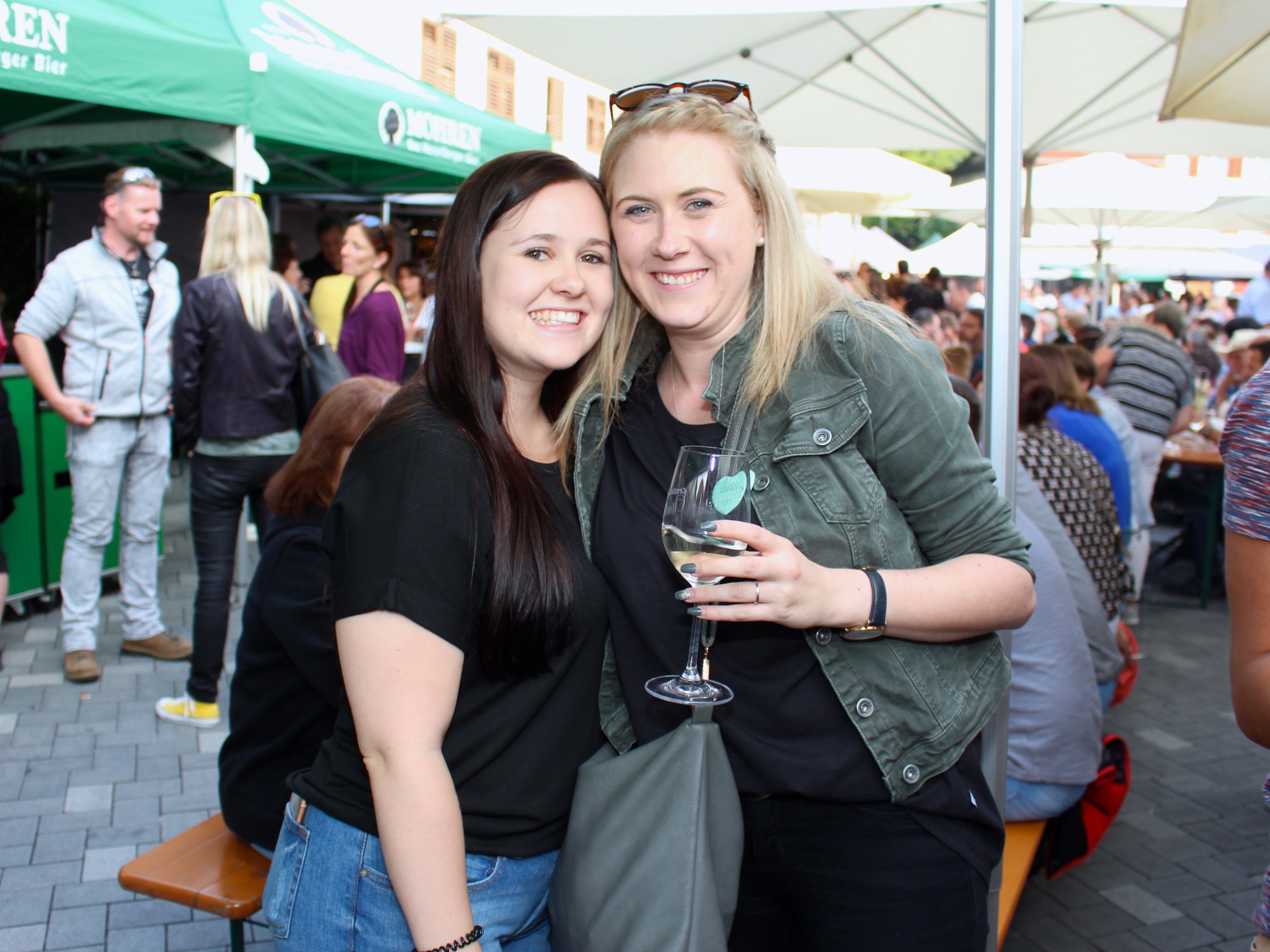 Laura und Steffi gemeinsam auf dem Weinfest in Hohenems.