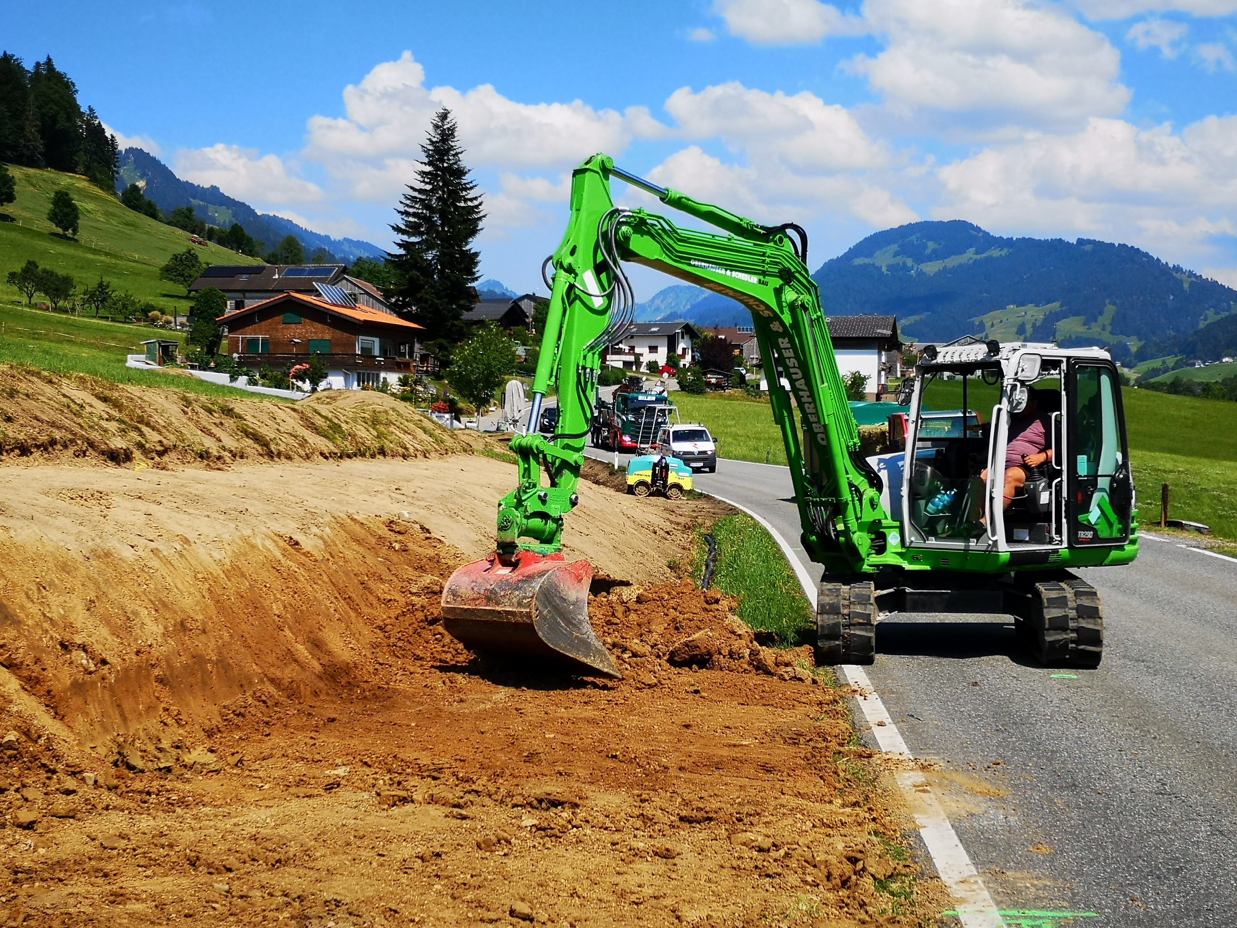 Am letzten Teilstück des Gehwegs Richtung Gemeindegrenze Hittisau wird intensiv gearbeitet.