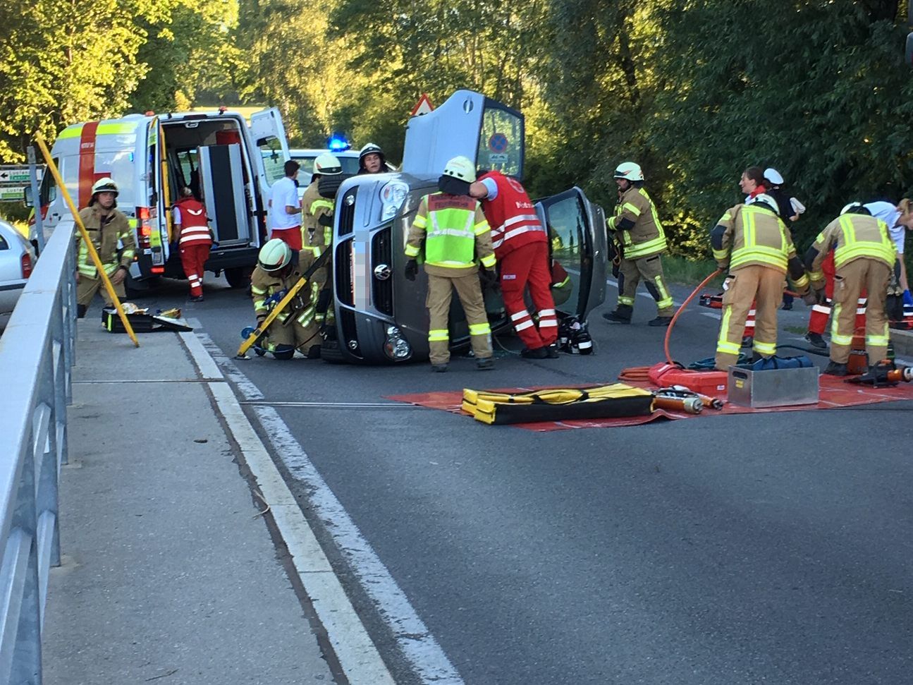 Zwei Personen im Fahrzeug eingeklemmt