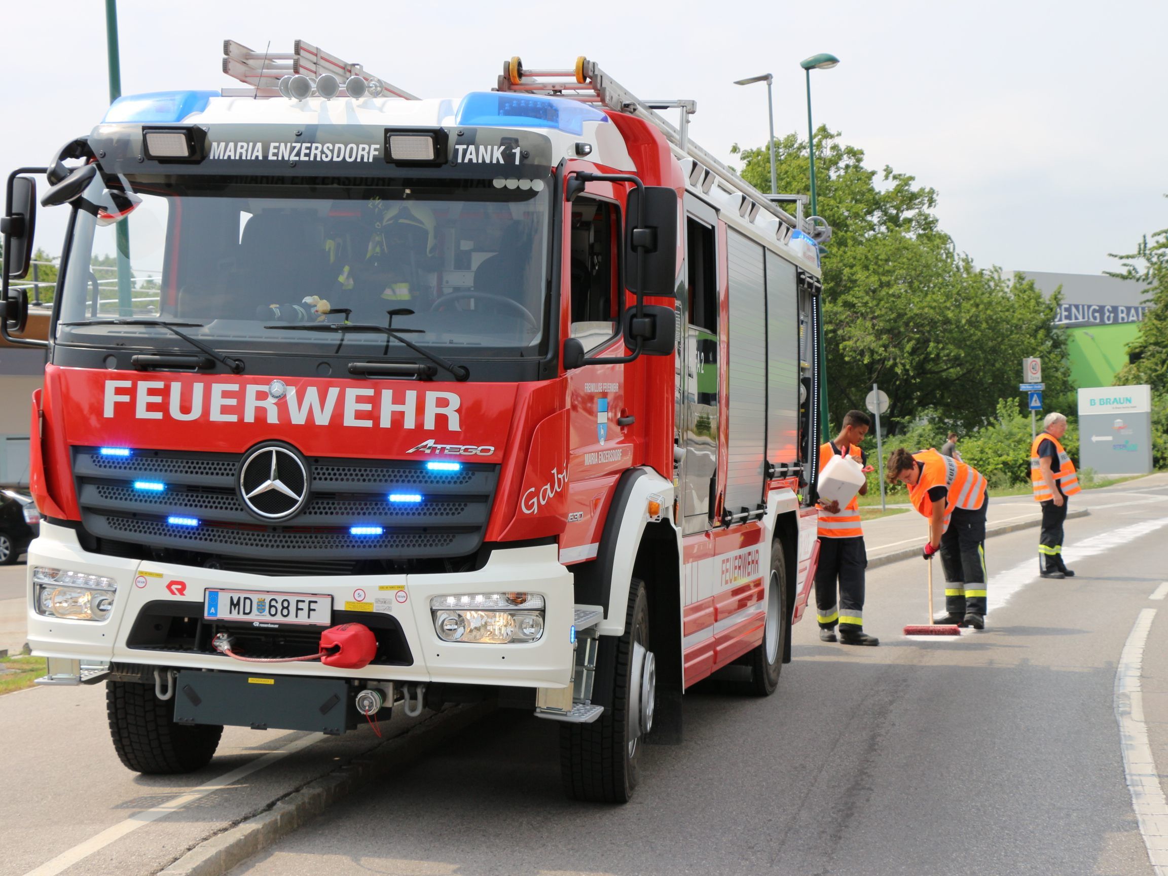 13 Feuerwehrmitglieder waren am Dienstag bei der Beseitigung der Ölspur beteiligt.