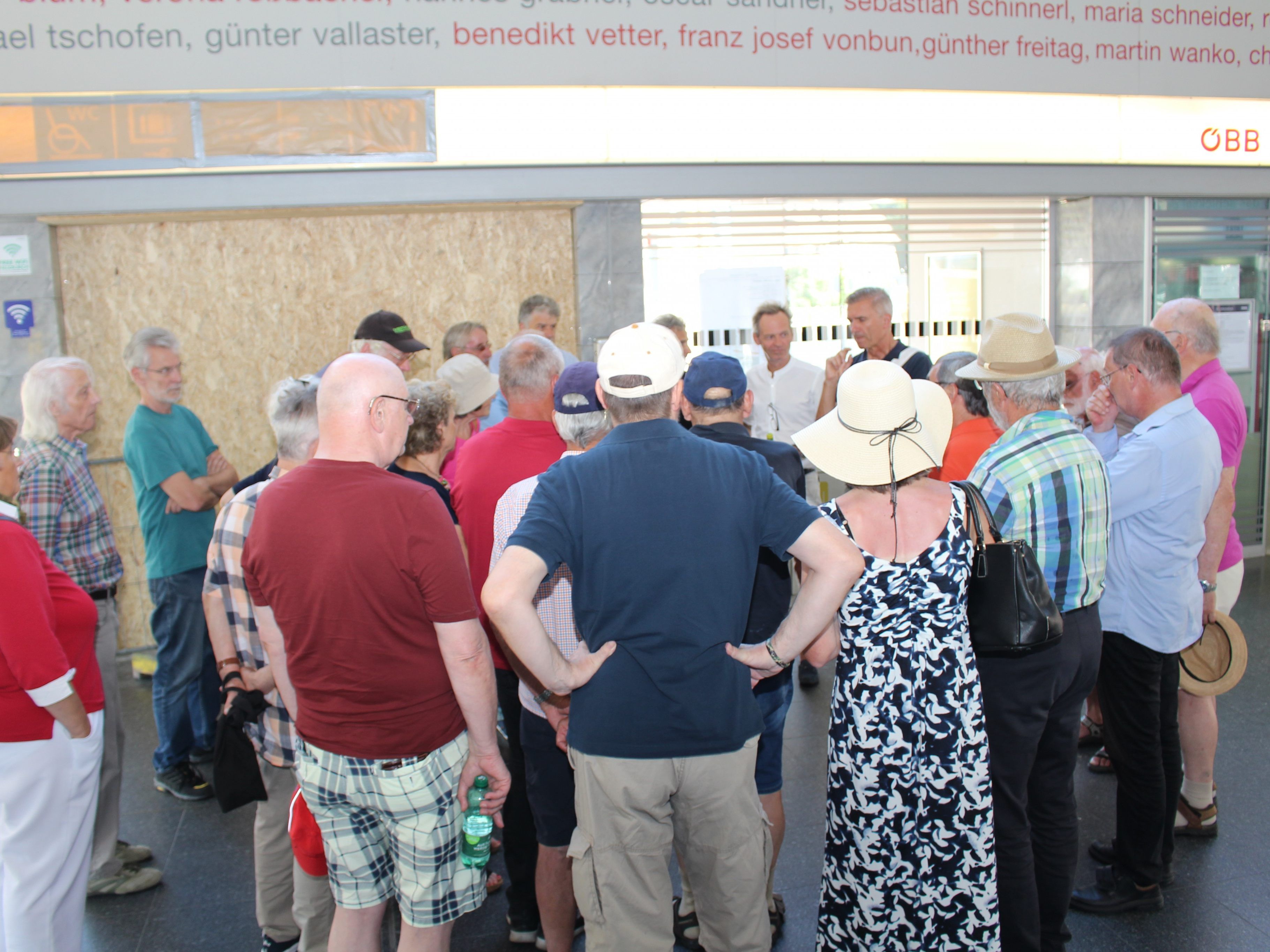 Viel Interesse bei "Freitag um 5" an der Bahnhofcity. Viel Interesse bei "Freitag um 5" an der Bahnhofcity.