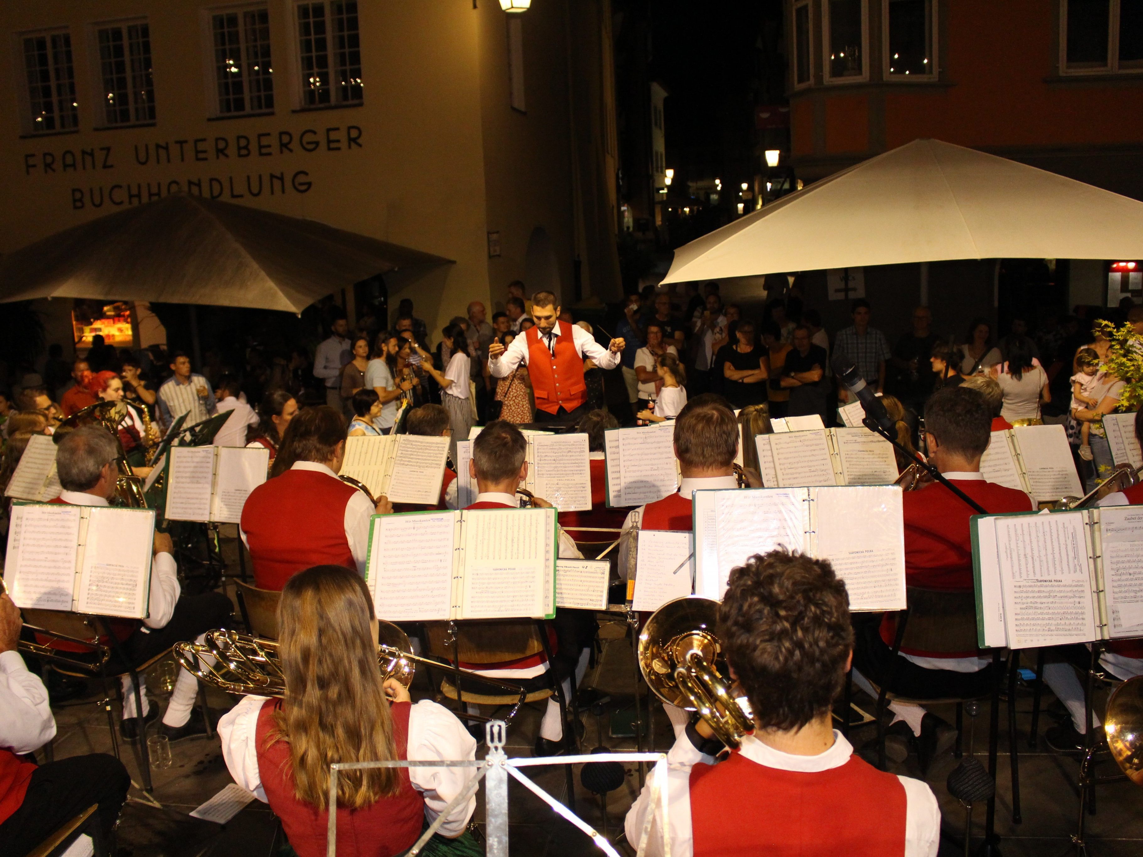 Harmoniemusik Tisis-Tosters spielte in der Marktgasse. Harmoniemusik Tisis-Tosters spielte in der Marktgasse.