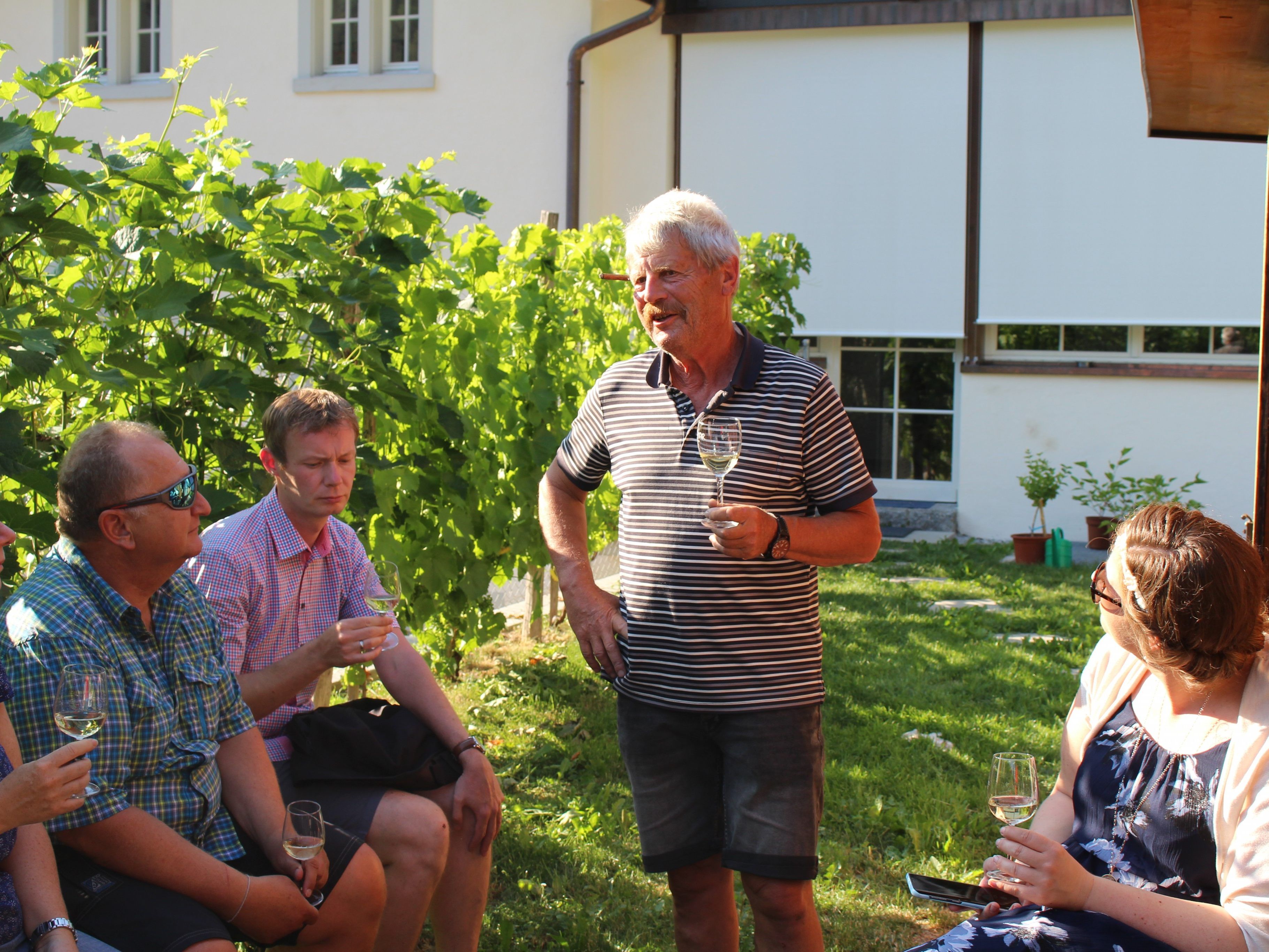 Elmar Müller ließ Wein der Schattenburg kosten.