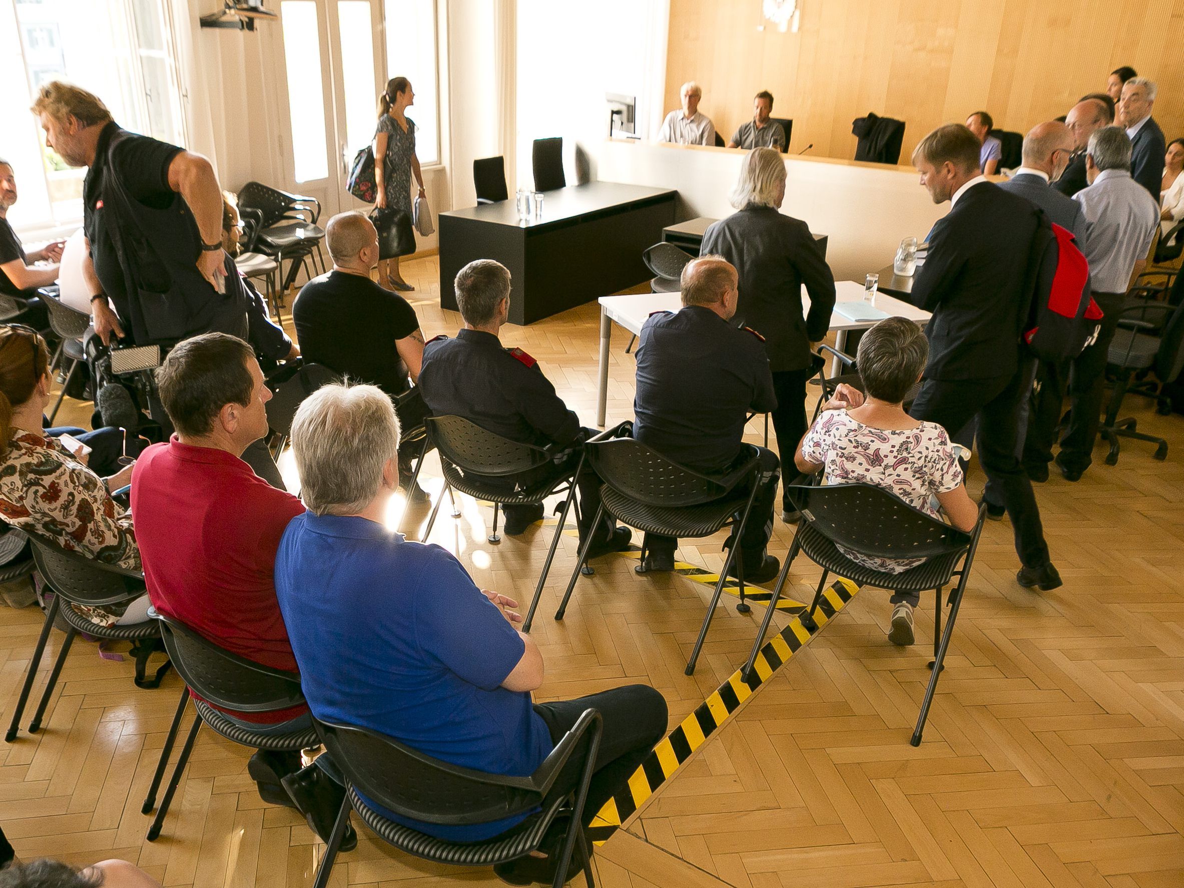 24 Monate teilbedingt - Drei weitere Angeklagte erhielten ebenfalls Haftstrafen. 24 Monate teilbedingt - Drei weitere Angeklagte erhielten ebenfalls Haftstrafen.