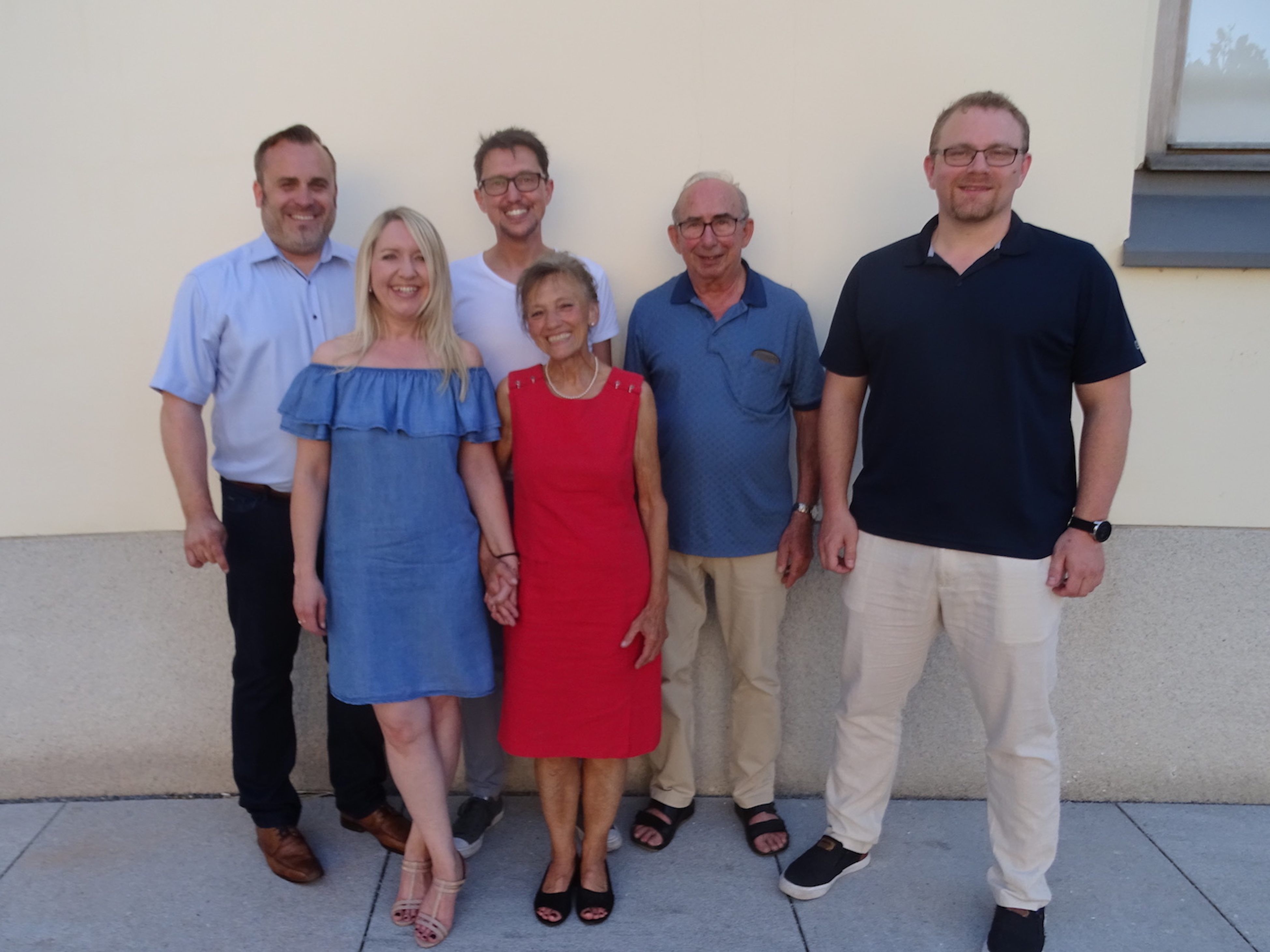 Obmann Harald Eisenhofer (3.v.l.) mit dem Laienspieler-Vorstand Sandro Wehinger, Tanja Hofmann, Renate Jäger, Anton Hammerer und Philipp Schnetzer (v.l.) Obmann Harald Eisenhofer (3.v.l.) mit dem Laienspieler-Vorstand Sandro Wehinger, Tanja Hofmann, Renate Jäger, Anton Hammerer und Philipp Schnetzer (v.l.)