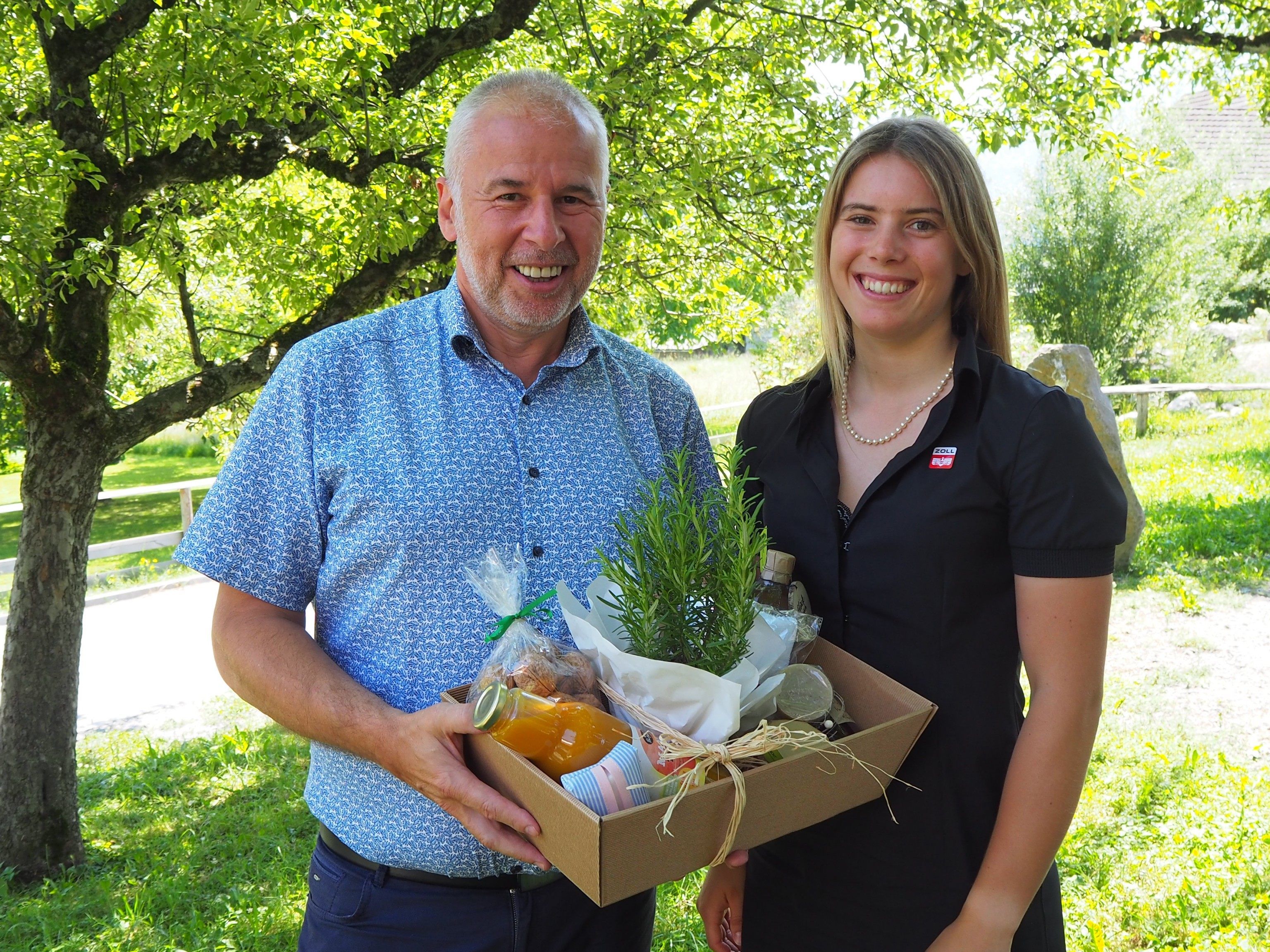 Geschenke von BM Thomas Lampert für Katharina Liensberger Geschenke von BM Thomas Lampert für Katharina Liensberger