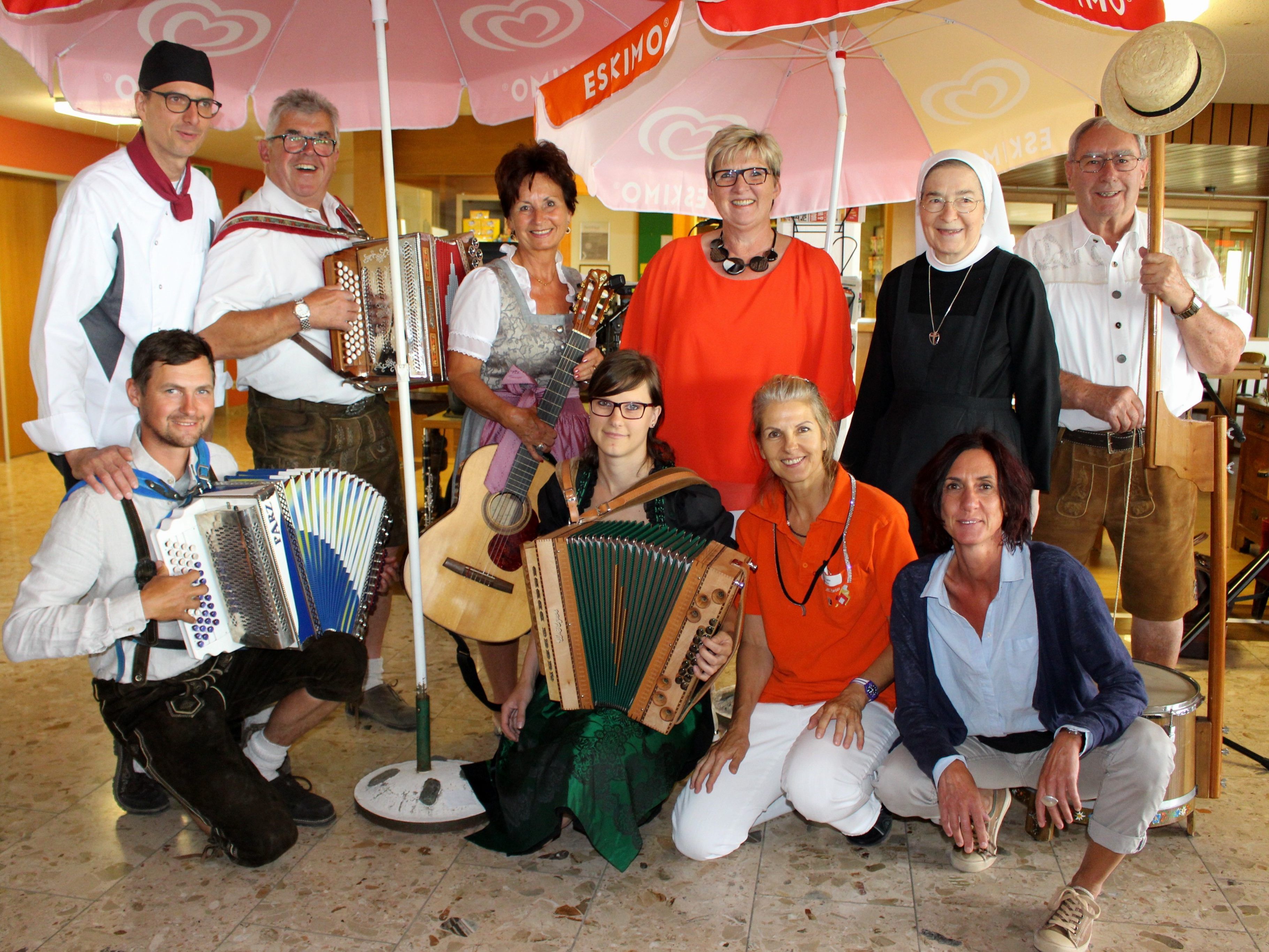 Beste Unterhaltung und gute Stimmung beim „Inside-Sommerfest“ im Pflegeheim Jesuheim. Ein Lob dem ganzen Team um Heimleiterin Marion Bumberger für diesen prächtigen Nachmittag! Beste Unterhaltung und gute Stimmung beim „Inside-Sommerfest“ im Pflegeheim Jesuheim. Ein Lob dem ganzen Team um Heimleiterin Marion Bumberger für diesen prächtigen Nachmittag!