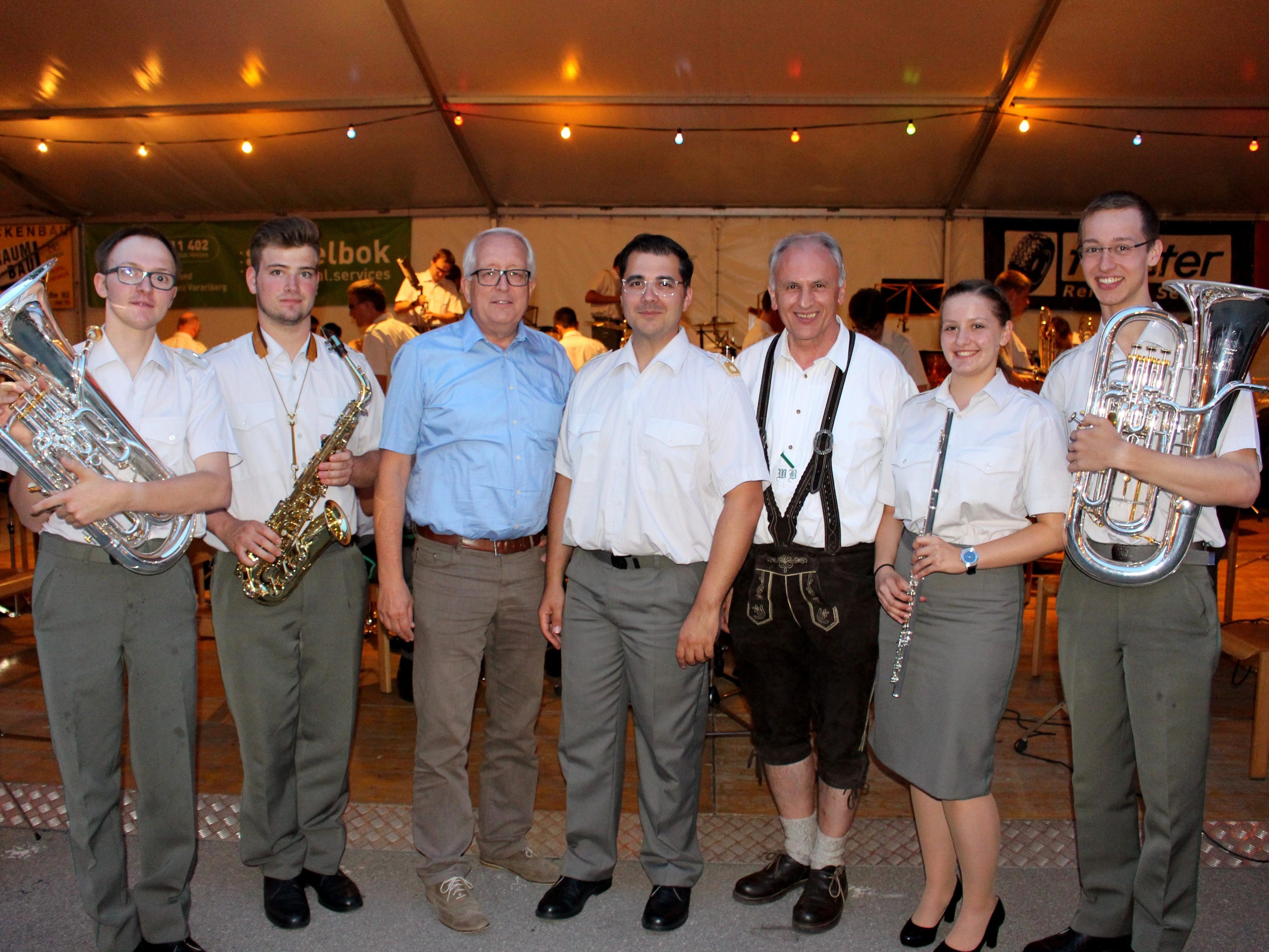 Sie freuten sich über ein bestens gelungenen Sommerkonzert: Bürgermeister Michael Simma, Dirigent Major Wolfram Öller und Wolfram Baldauf als Vorstand des MV Lochau mit den erfolgreichen Solisten.