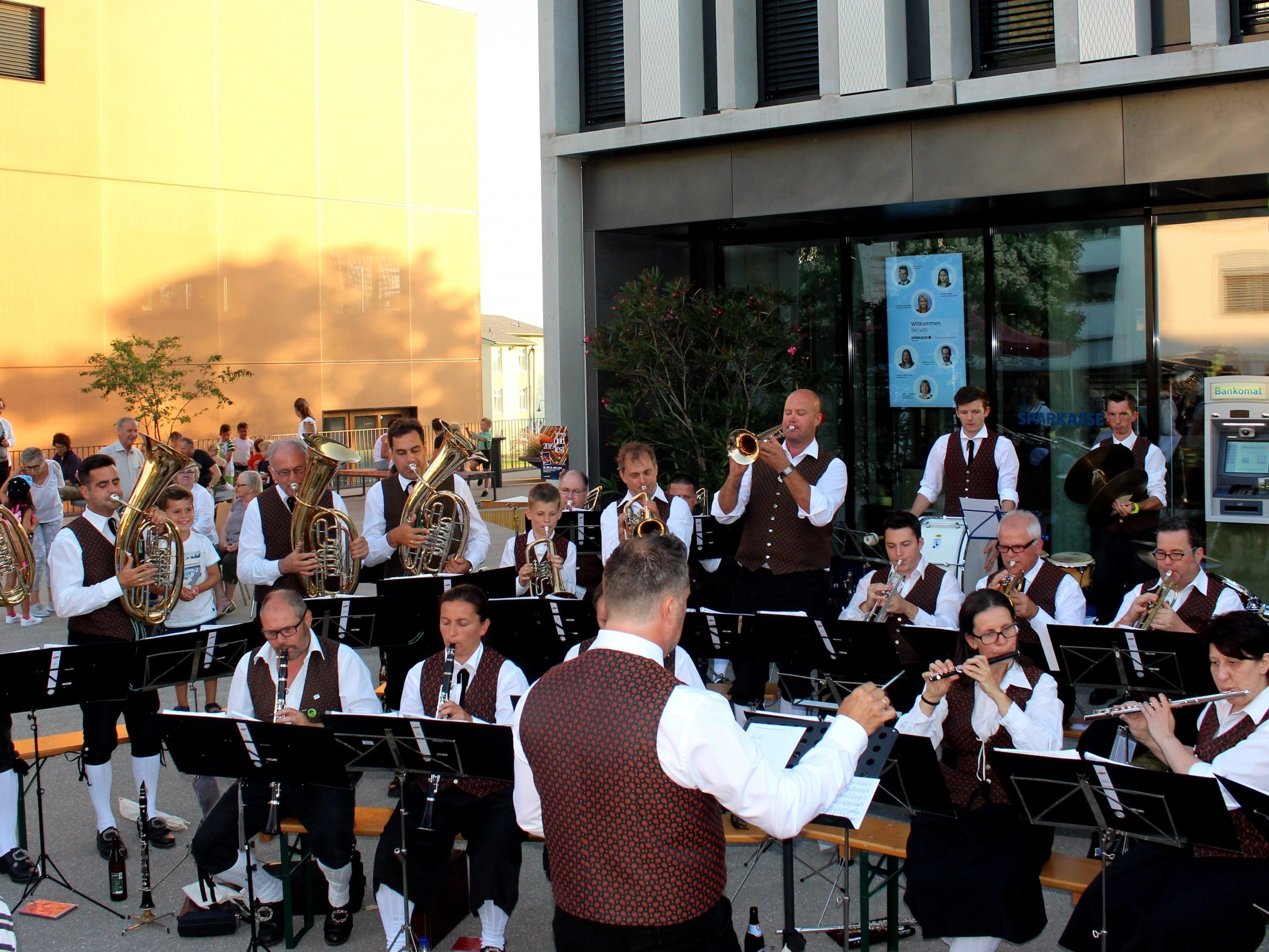 Ein volles Haus und gute Stimmung beim zünftigen Dämmerschoppen mit dem Musikverein Lochau auf dem neuen Dorfplatz vor dem Gemeindehaus.