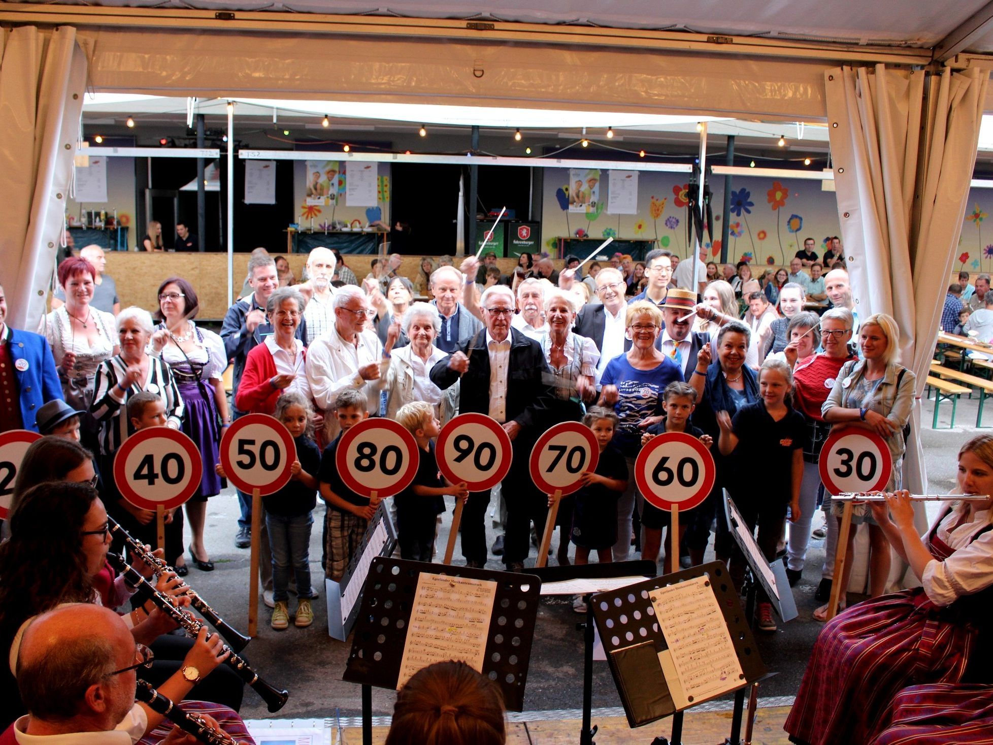 Das Lochauer Dorffest ist für die Jahrgänger eine willkommene Gelegenheit, sich im „Jubiläumsjahr“ zu treffen und miteinander in fröhlicher Runde diesen „runden Geburtstag“ zu feiern!
