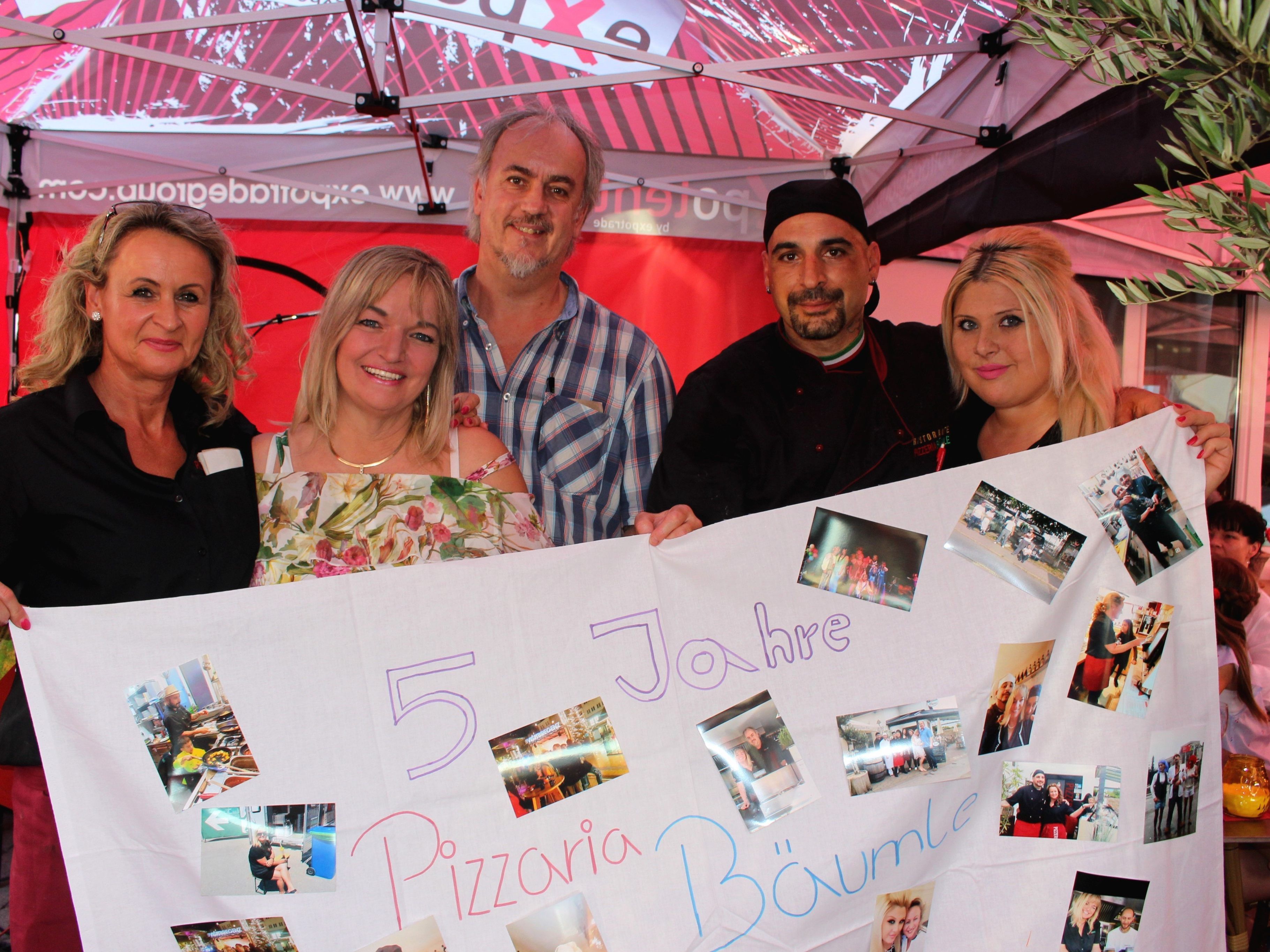 Pizzeria Ristorante Bäumle in Lochau feierte den „5. Geburtstag“: Dagmar König, die Gastwirte Michaela und Harald Brunnmayr, Chefkoch Mauro Bocchino und Canan Yakut.