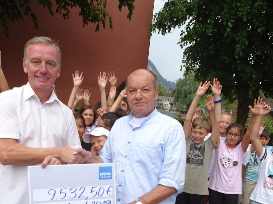 Direktor Christof Jagg übergibt den Scheck an Markus Fröhlich von der Aktion „Bruder und Schwester in Not“. Direktor Christof Jagg übergibt den Scheck an Markus Fröhlich von der Aktion „Bruder und Schwester in Not“.