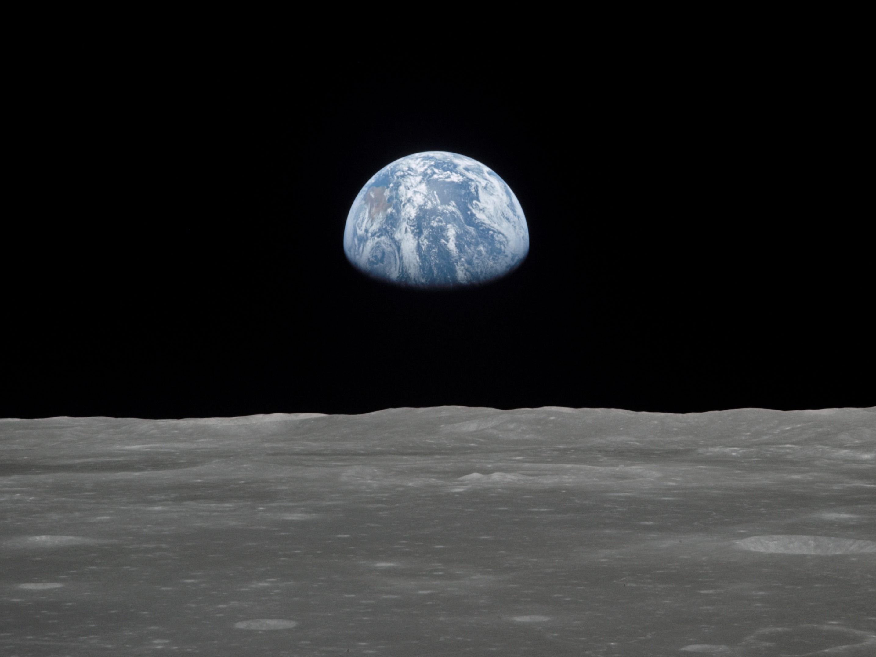 Die Entfernung zwischen Mond und Erde steigt.