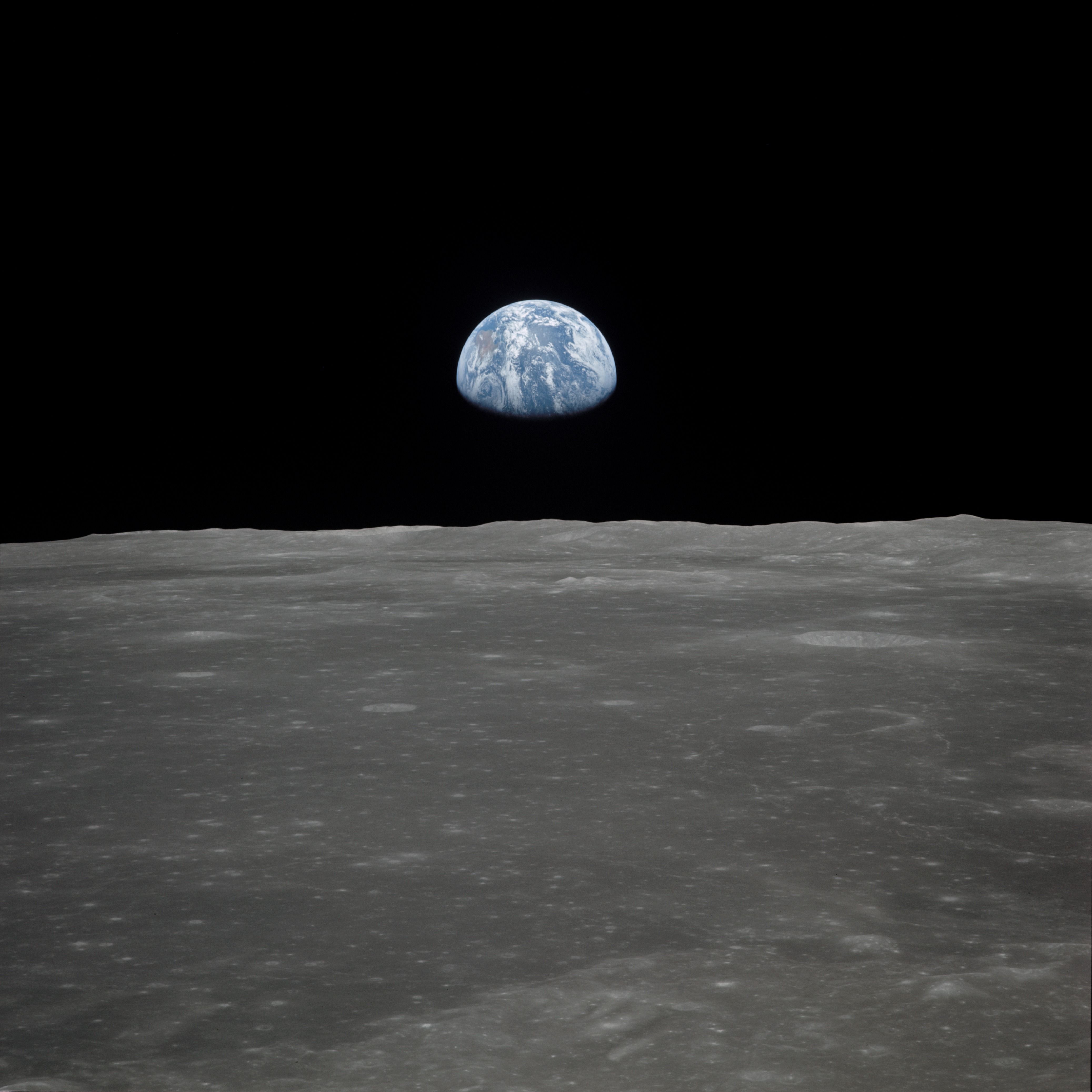 Die Entfernung zwischen Mond und Erde steigt.
