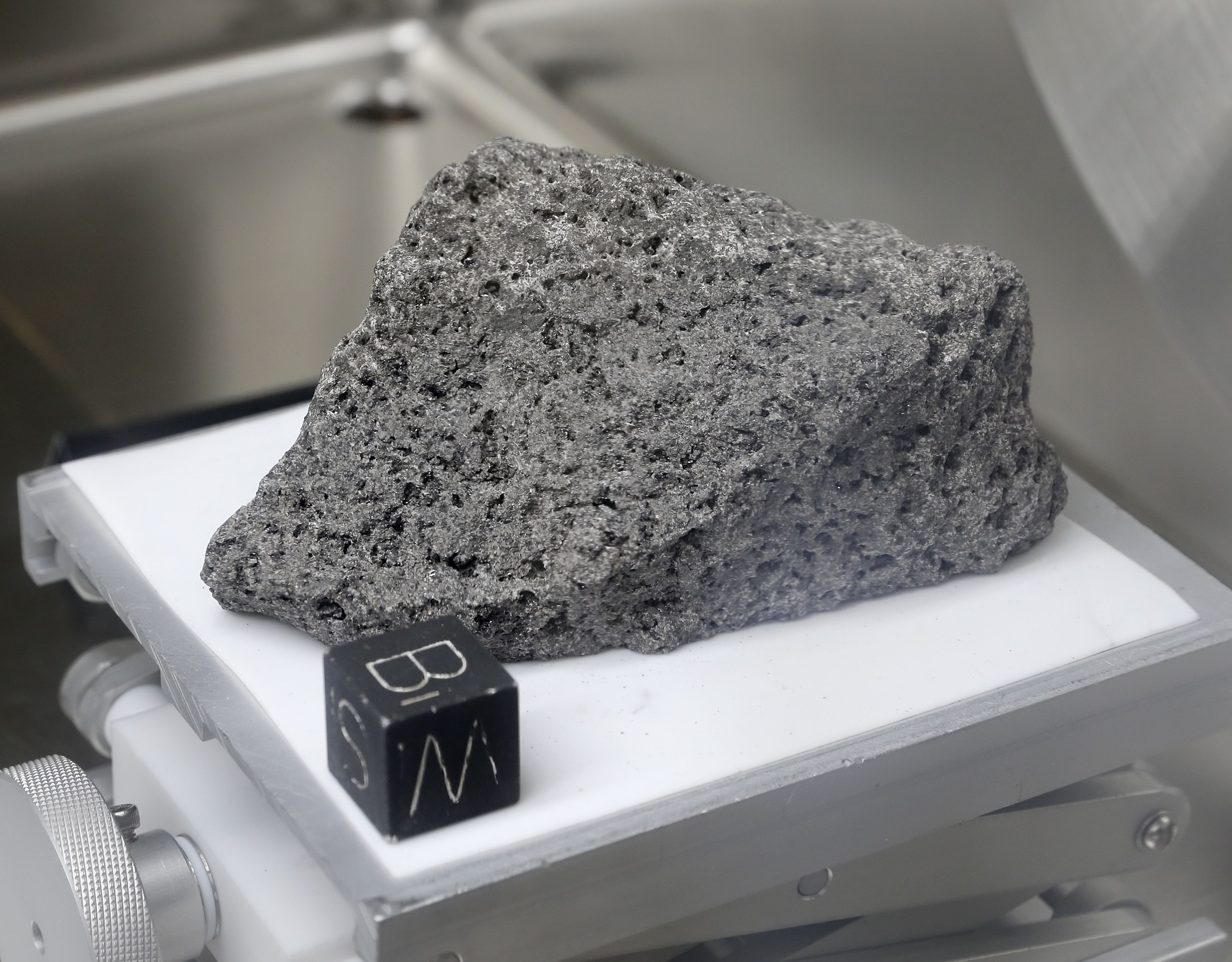 Dieses Mondgestein wurde während der Apollo-17-Mission mitgenommen.