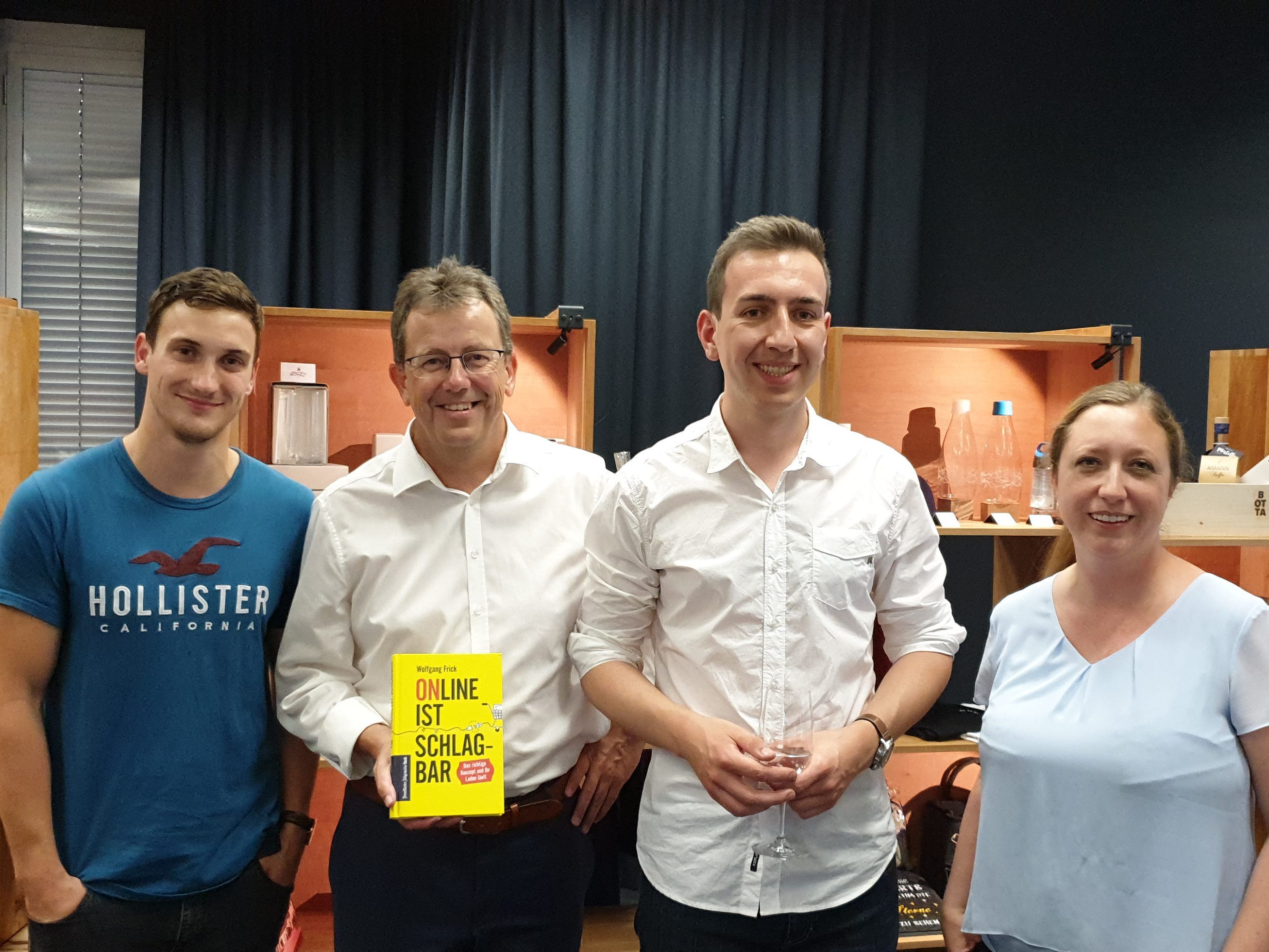 Martin Hämmerle (FORTIX), Autor Wolfgang Frick, Florian Rosmann (FORTIX) und Alexandra Ender (Lustenau Marketing) freuen sich über den gelungenen Abend. Martin Hämmerle (FORTIX), Autor Wolfgang Frick, Florian Rosmann (FORTIX) und Alexandra Ender (Lustenau Marketing) freuen sich über den gelungenen Abend.
