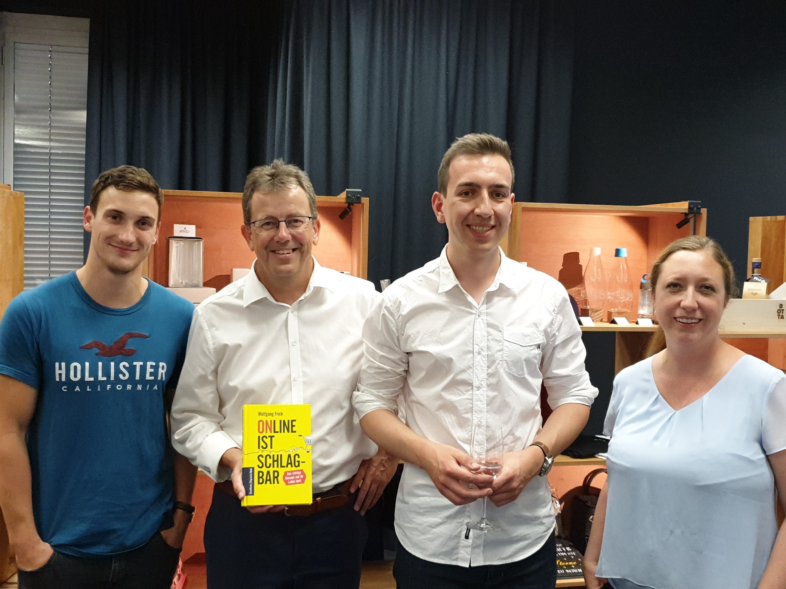 Martin Hämmerle (FORTIX), Autor Wolfgang Frick, Florian Rosmann (FORTIX) und Alexandra Ender (Lustenau Marketing) freuen sich über den gelungenen Abend.