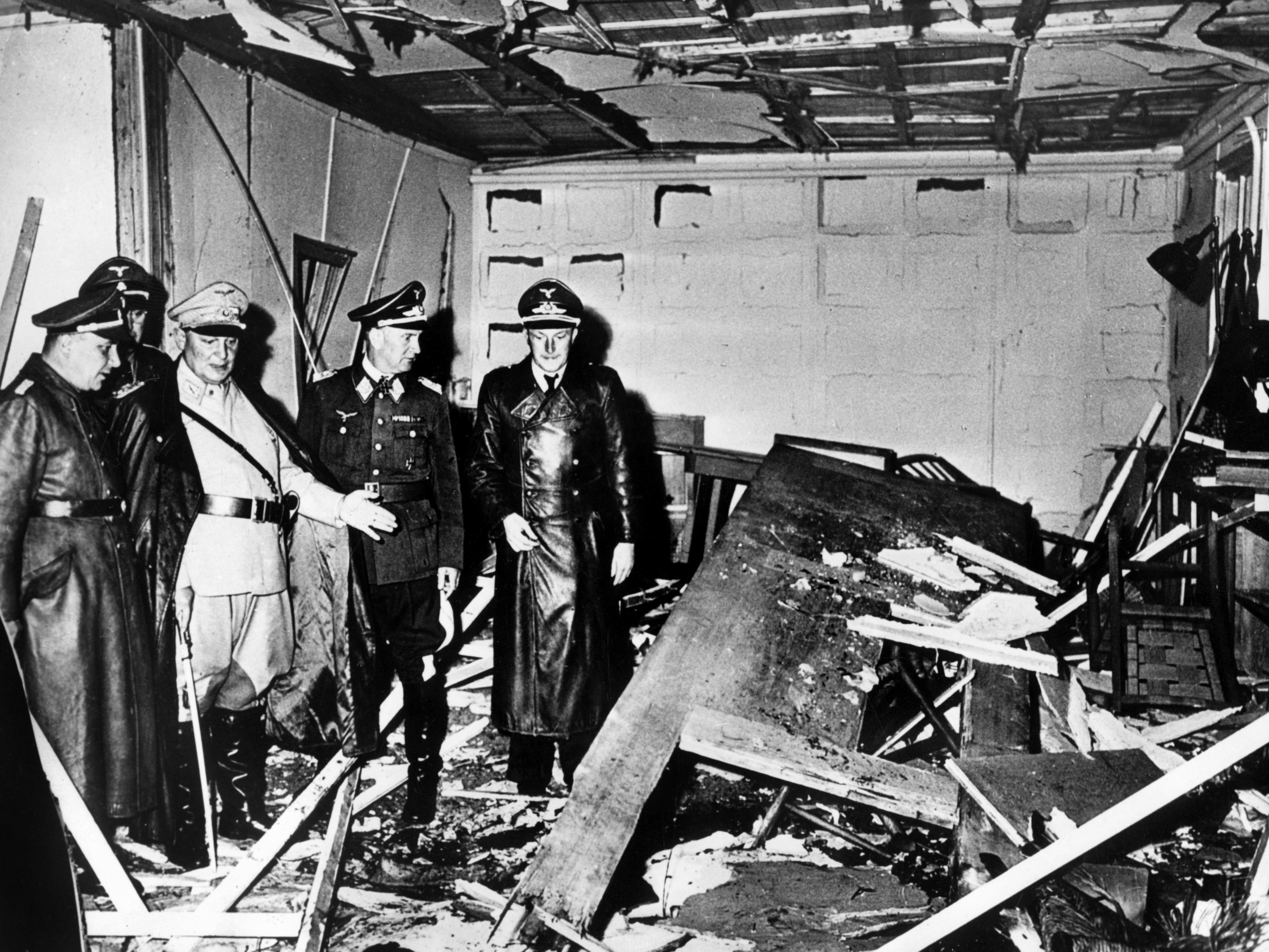 Oberst Stauffenberg zündete eine Sprengladung, doch Hitler überlebte. Oberst Stauffenberg zündete eine Sprengladung, doch Hitler überlebte.