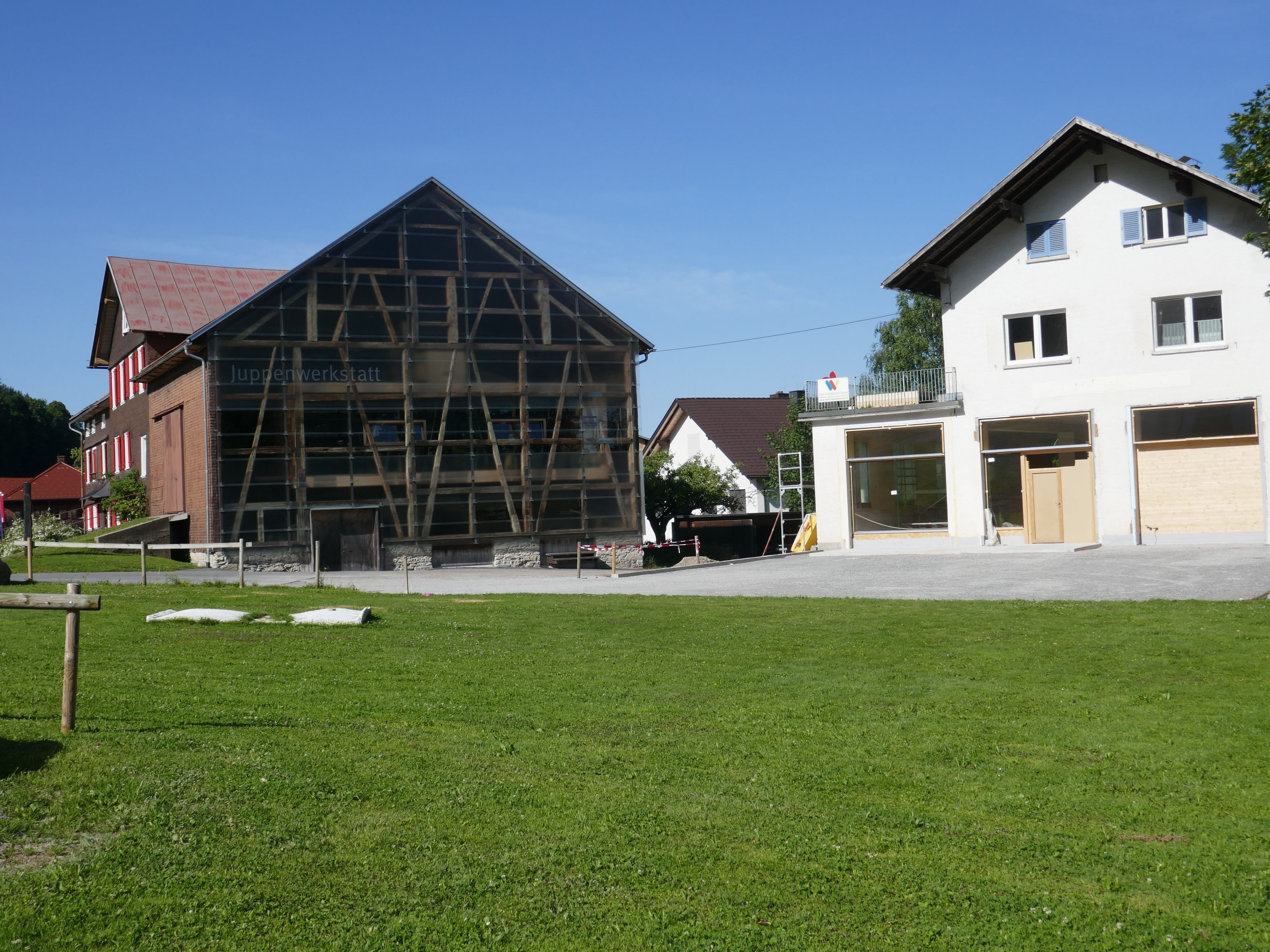 Umbauarbeiten für die Trachtennäherei im Berkmann-Haus (r.) gehen ins Finale.